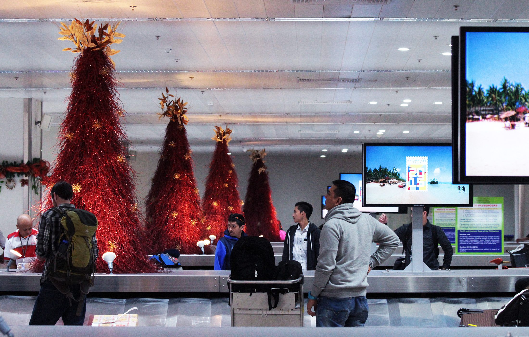 CHRISTMAS TREE. Red and gold-themed Christmas trees greet passengers at NAIA. Photo by Jedwin Llobrera/Rappler   
