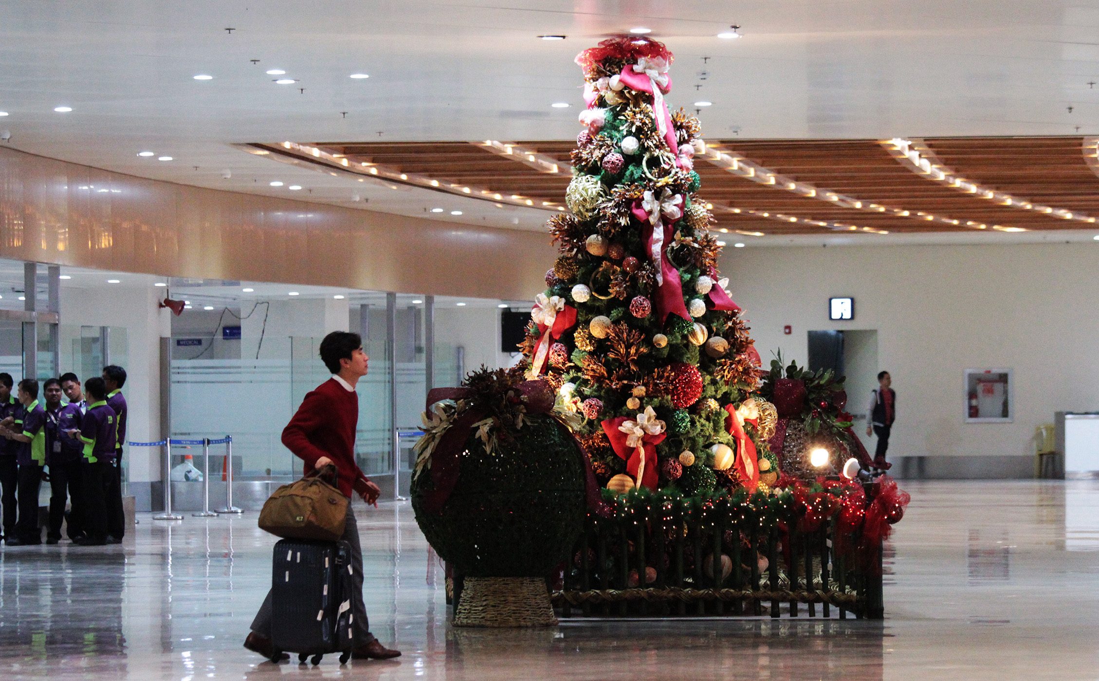 WELCOME. A passenger is welcomed by this giant Christmas tree at the country's gateway, NAIA. Photo by Jedwin Llobrera/Rappler  