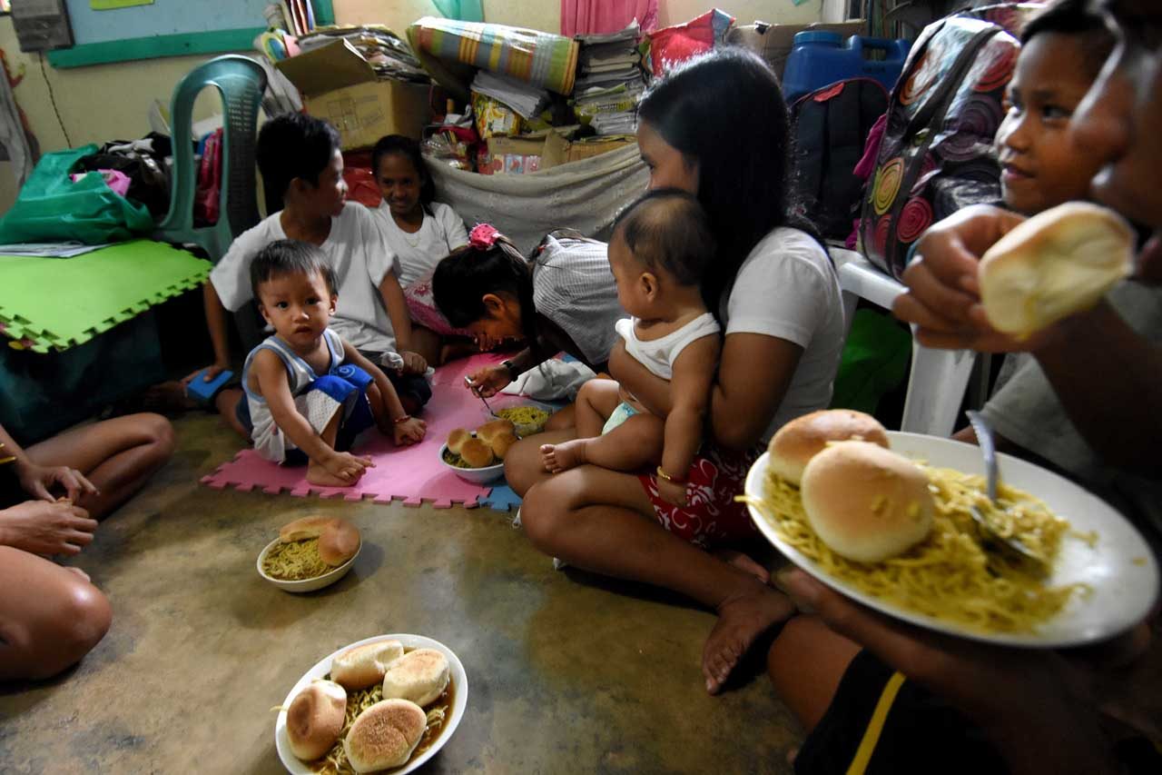 FREE MEALS. Feeding program of the Parish of Our Lady of the Assumption of Guinobatan, Albay, assisted by some student-volunteers and choir members. Photo by Angie de Silva/Rappler  