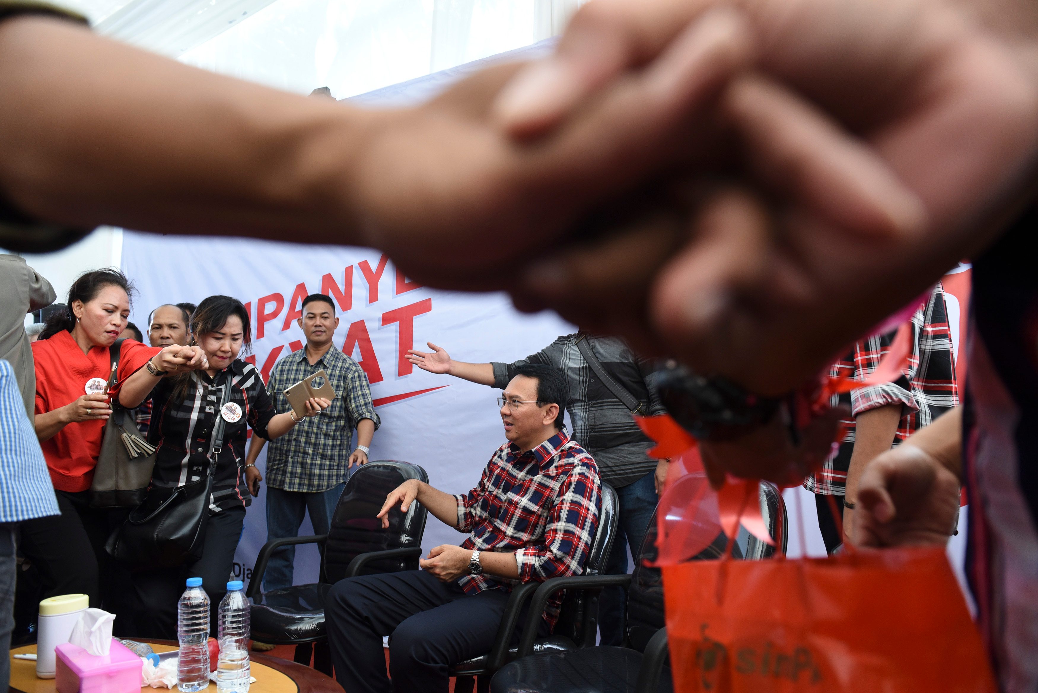 Gubernur DKI Jakarta petahana Ahok melayani warga berfoto bersama usai mendengarkan pengaduan warga di Rumah Lembang, Jakarta, pada 18 November 2016. Foto oleh Hafidz Mubarak A/Antara
  