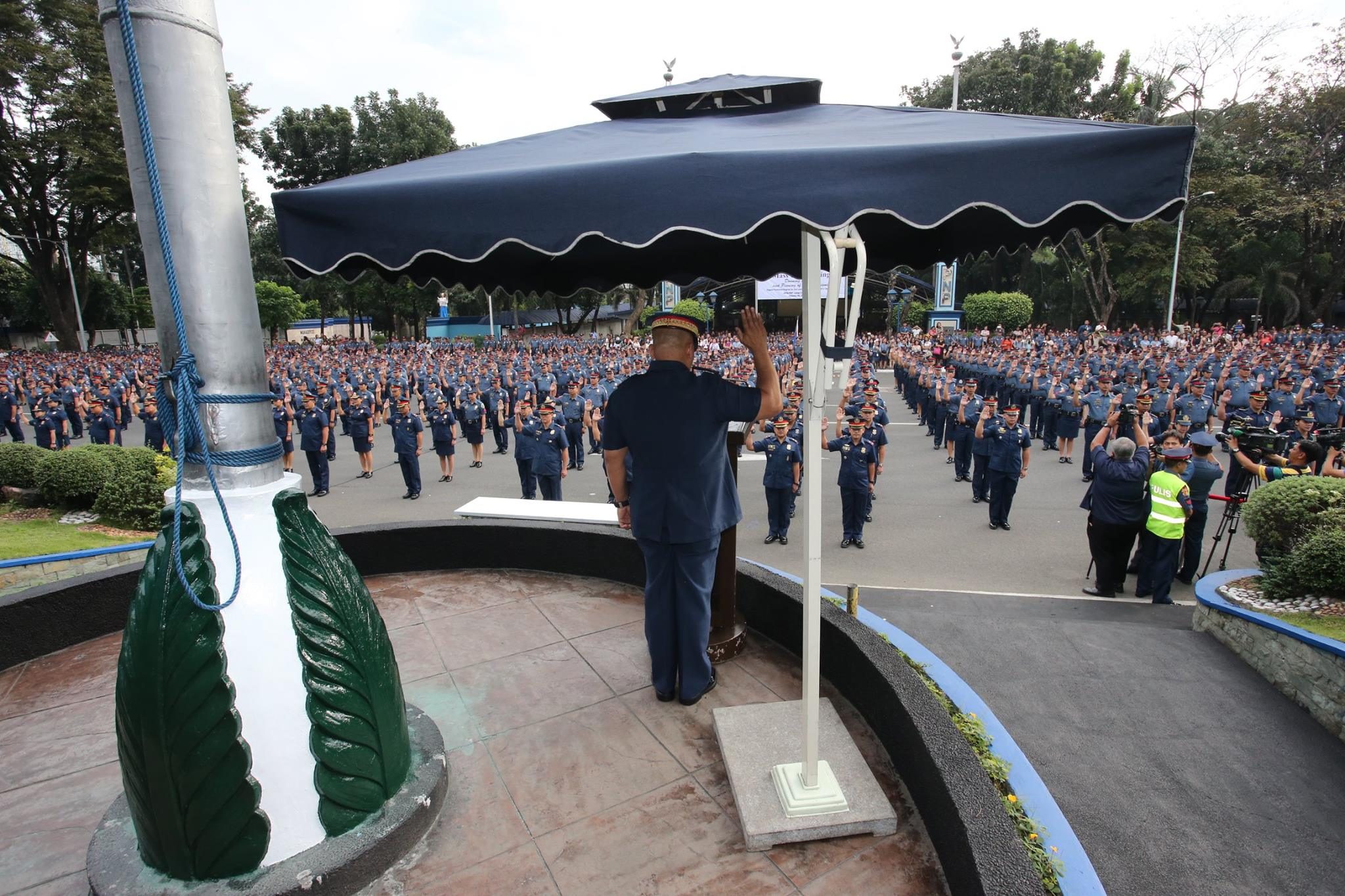 PNP 'CLEANSING.' PNP chief Ronald dela Rosa leads the oath-taking of newly-promoted police in Camp Crame. Photo courtesy of the PNP PIO  
