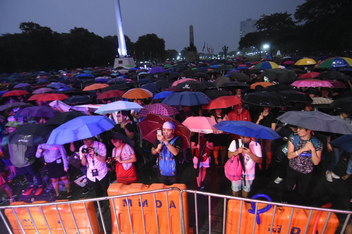 PROTESTERS STAY. Despite the downpour, demonstrators stayed in the Luneta protest. Photo by Angie de Silva/Rappler  