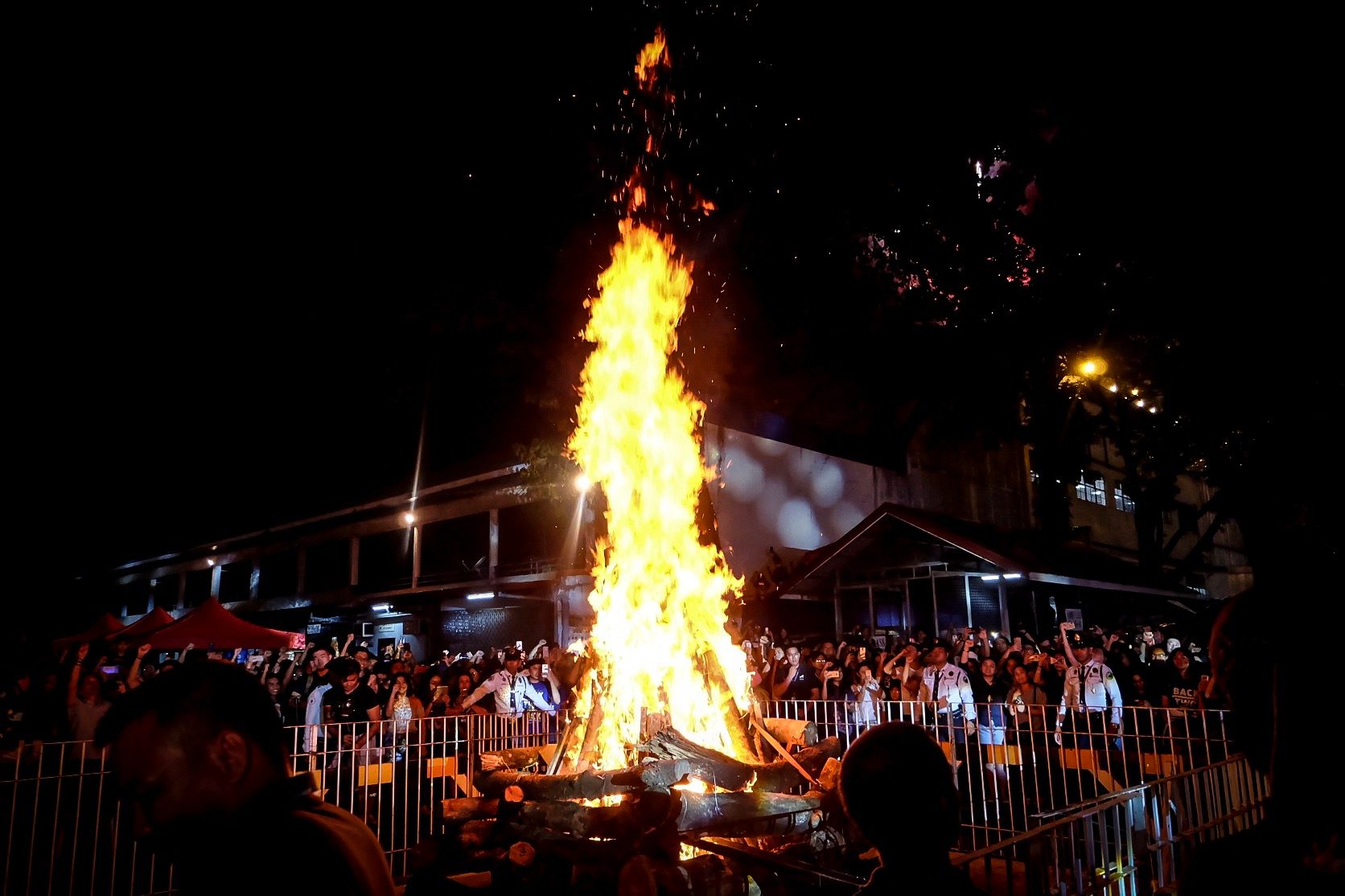 GOLDEN GLOW. The Ateneo community gathers for the traditional bonfire celebration to honor its champion athletes. Photo by Beatrice Go/Rappler    