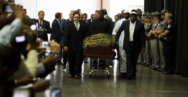 Jamaah mengantarkan peti Muhammad Ali setelah salat jenazah pada Kamis, 9 Juni 2016. Foto oleh Jim Watson/AFP 