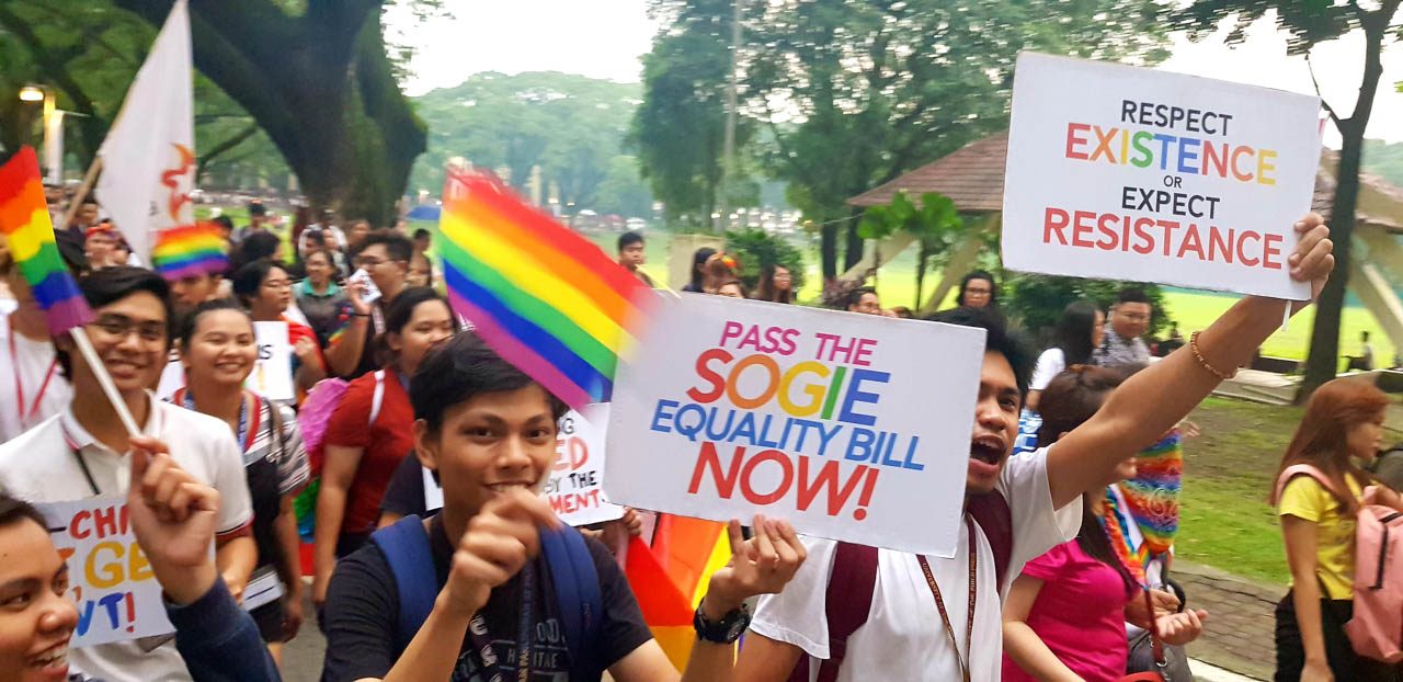 MAKIBAKA, 'WAG MASHOKOT. Pride participants reminded the community and its allies that the quest for equality also involves fighting for the welfare of LGBTQ+ persons in other marginalized sectors. Photo by Jaia Yap/Rappler  