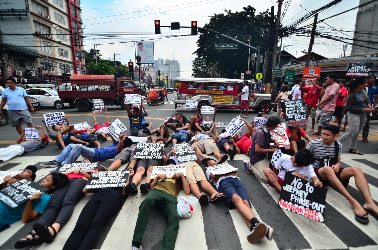 DIE IN. Supporters of protesting jeepney drivers block a portion of España to call on other drivers to join the strike. Photo by Maria Tan/Rappler 