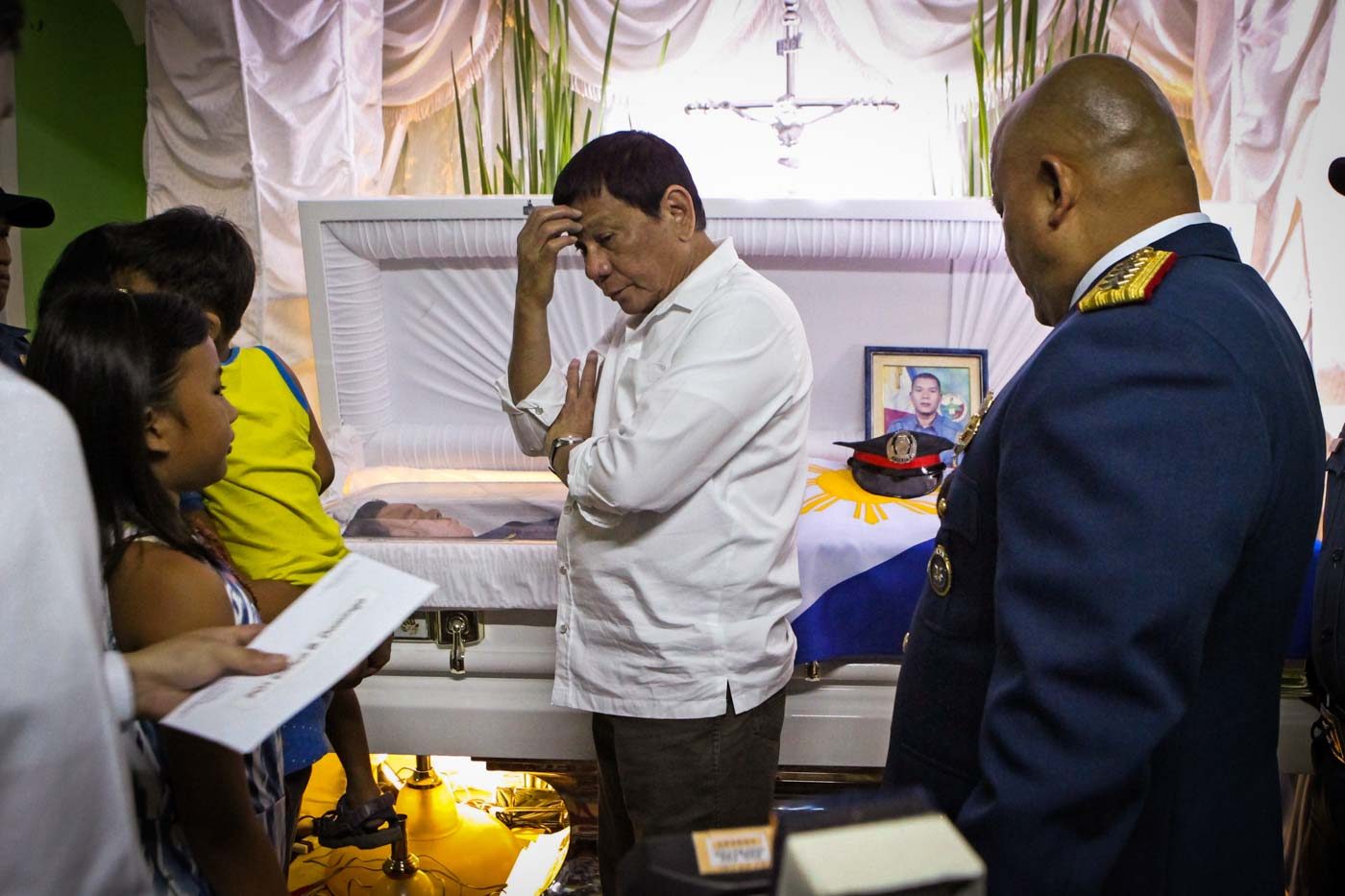 DRUG WAR CASUALTY. President Rodrigo Duterte and PNP Director General Ronald dela Rosa condole with the family of slain PO1 Enrico Domingo during their visit to the wake in Barangay Capipisa in Tanza, Cavite on January 6, 2017. Photo by Robinson Niñal/PPD  