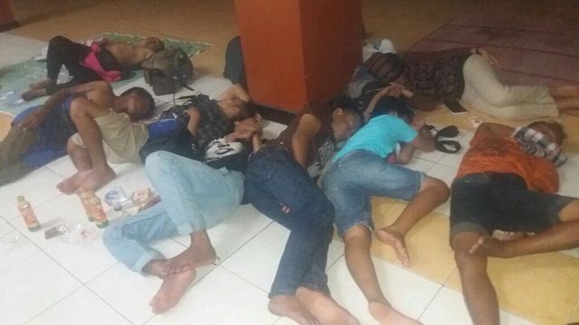 ISTIRAHAT. Setelah berjalan puluhan kilometer, warga Kendeng beristirahat di halaman Museum Ronggowarsito, Semarang.  