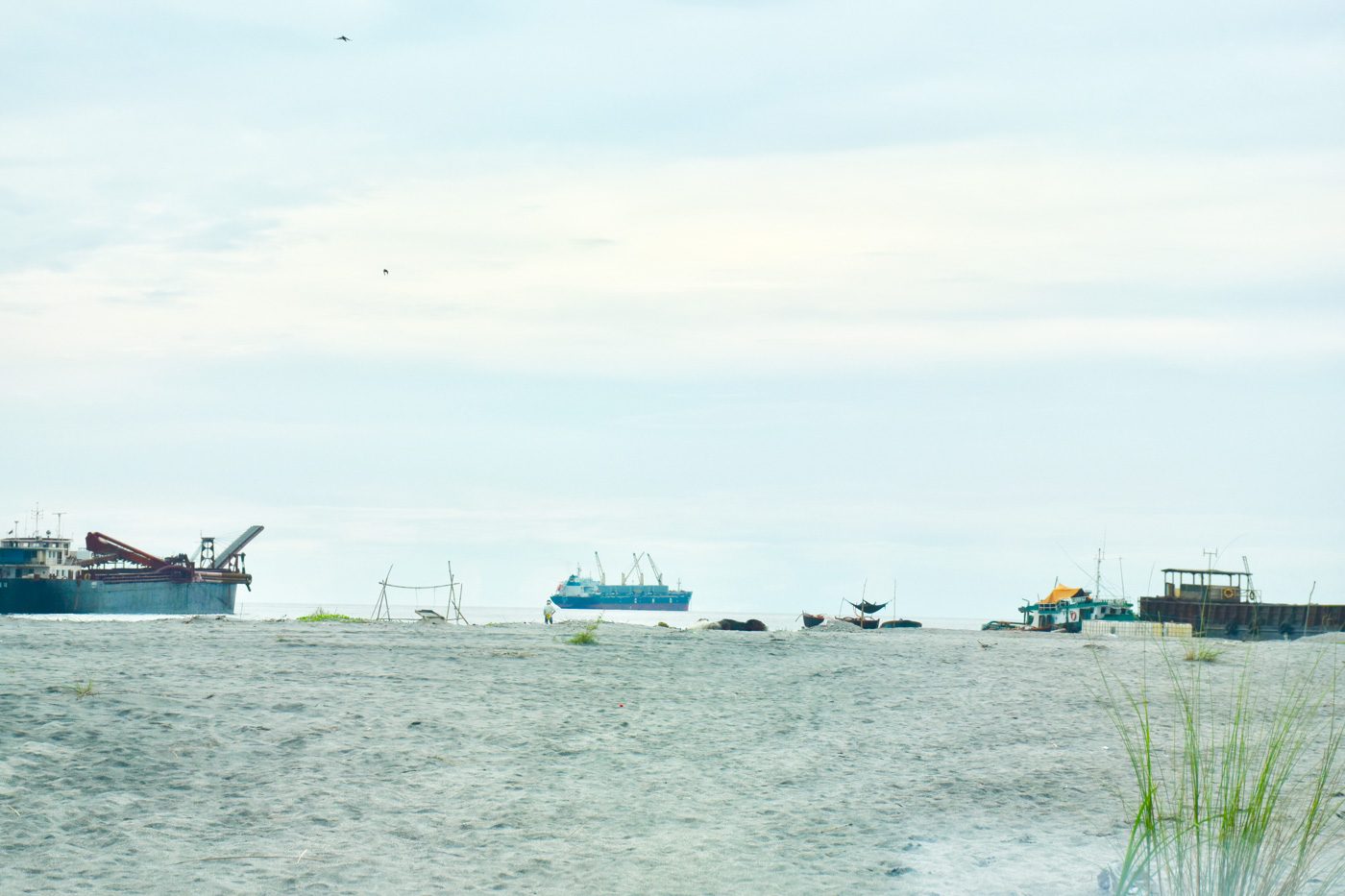 Crew of dredging ship declogging Zambales river arrested