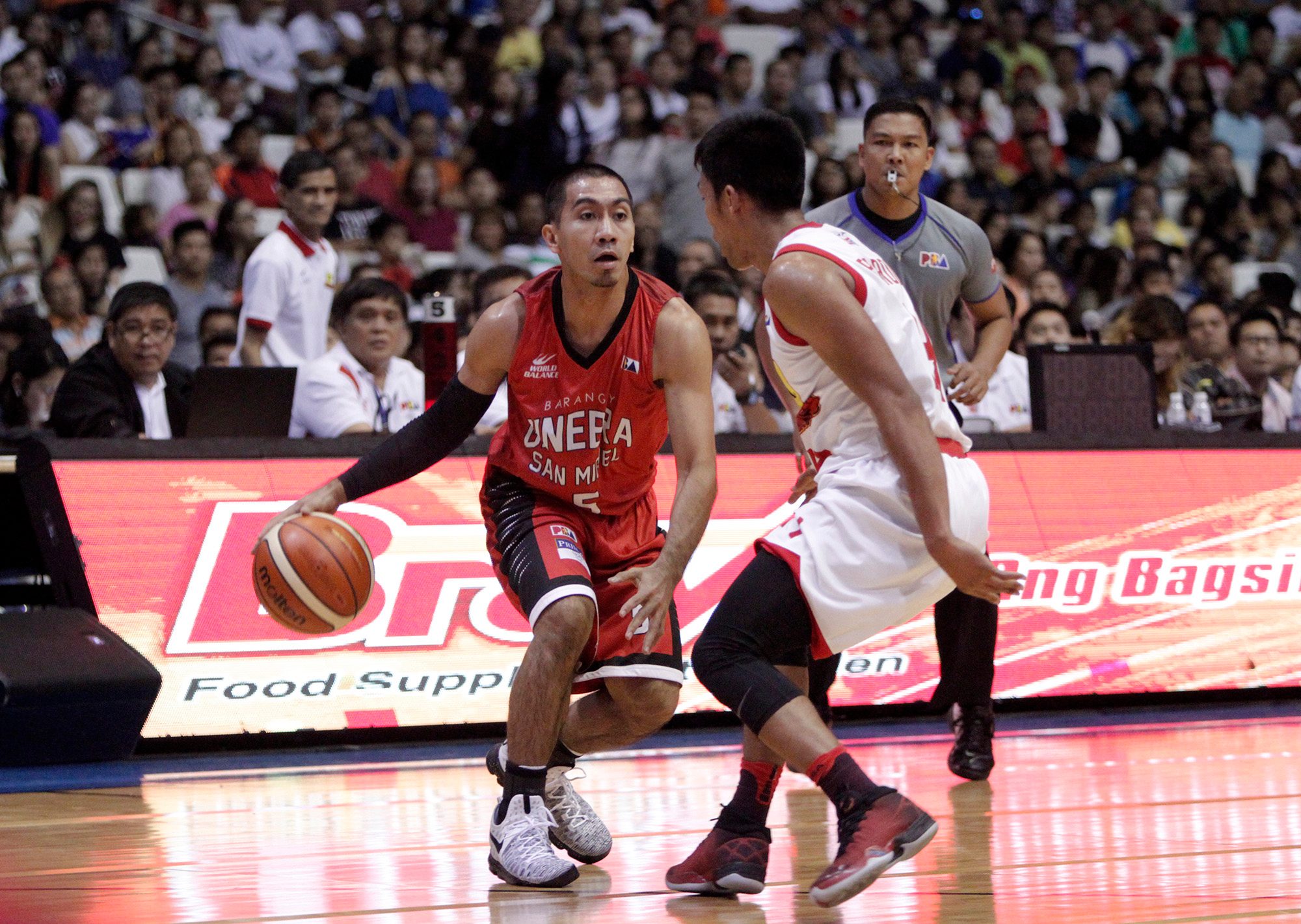 Ginebra beats rival Star on Christmas Day