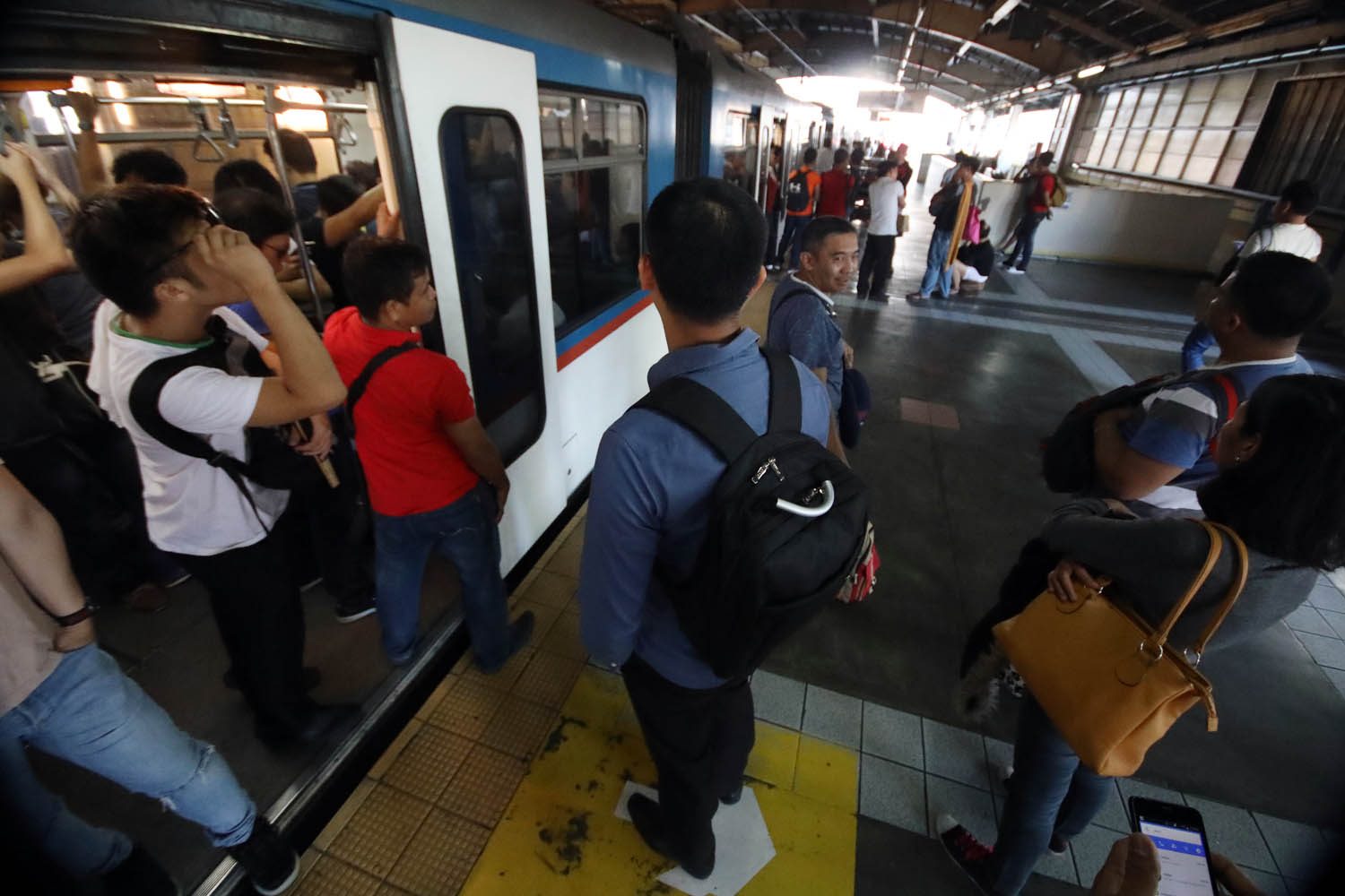 MRT3 unloads 450 passengers due to electrical motor failure