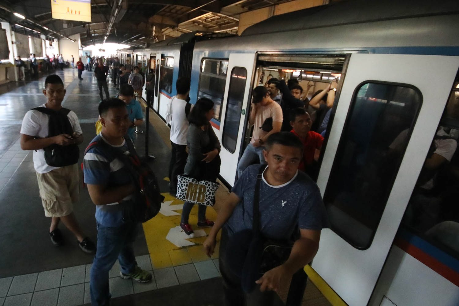 WAITING. Passengers of Southbound MRT3 train stops at Cubao Station and patiently waits for almost an hour early morning on Tuesday, February 20, 2018, after a train in between Ortigas Avenue and Shaw Boulevard encounter some technical problems. Photo by Darren Langit/Rappler 