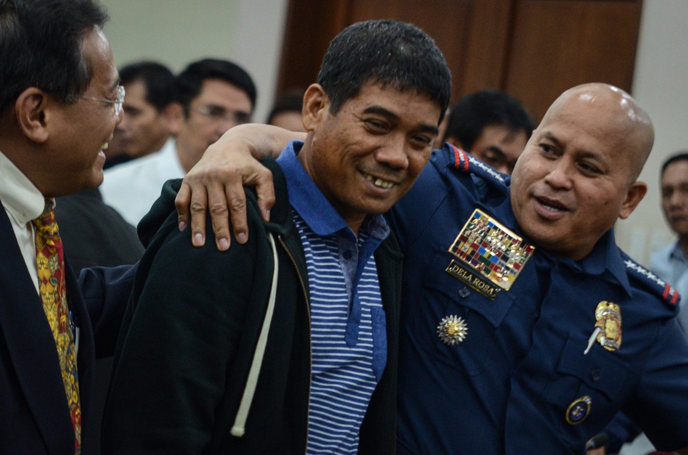 TURNOVER. PNP chief Ronald dela Rosa receives Ronnie Dayan after the House committee on justice concludes its hearing on November 24, 2016. Photo by LeAnne Jazul/Rappler 