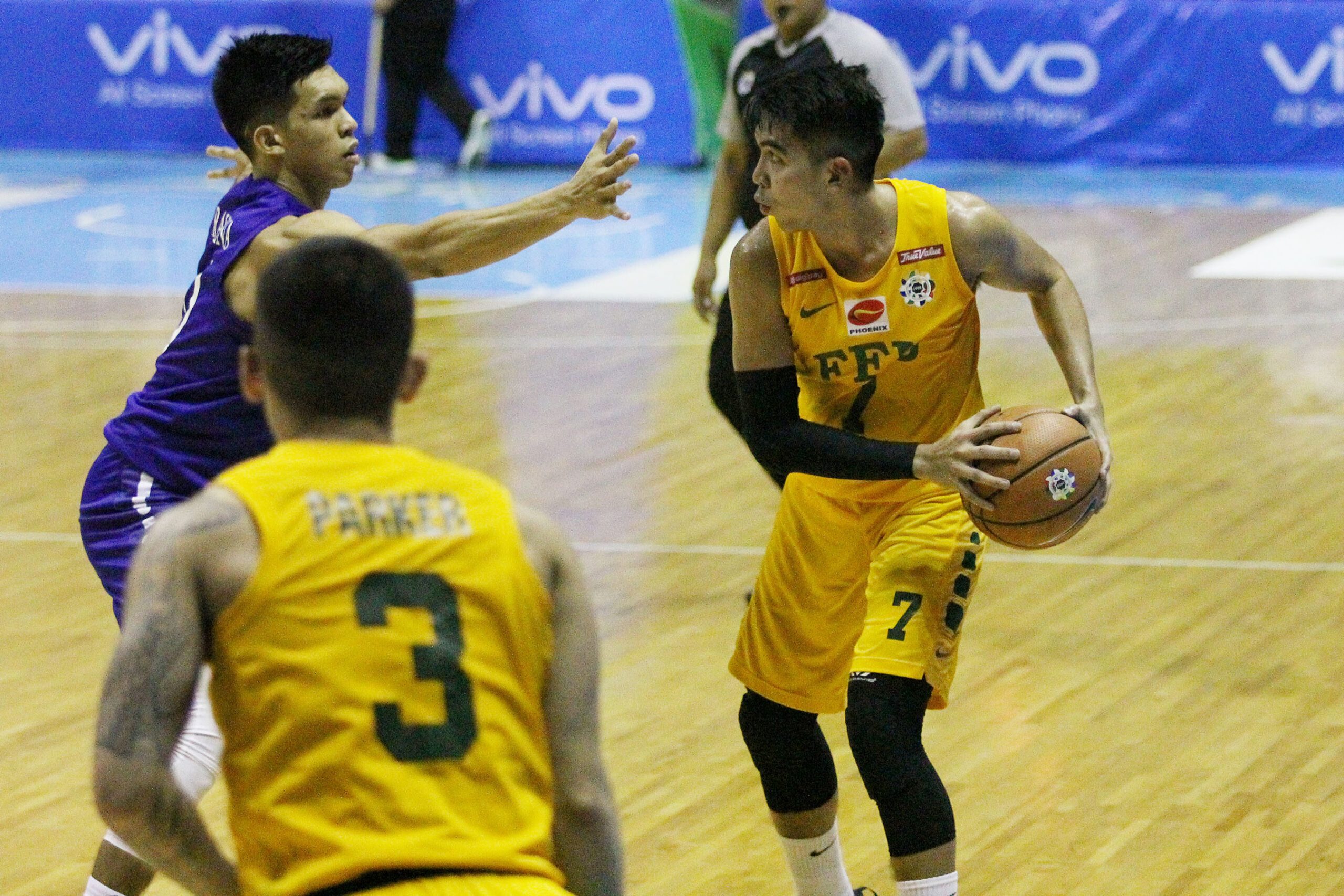 FEU pulls off a shocking win over Ateneo, forces semis game 2