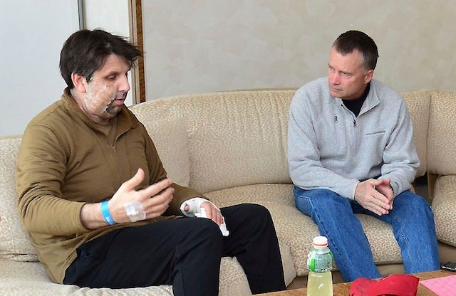 RECOVERING. A handout picture released by the Severance Hospital shows hospitalized US Ambassador to Seoul Mark Lippert (L) talking with US Navy Admiral James Winnefeld, vice chairman of the Joint Chiefs of Staff, at Severance Hospital in Seoul, South Korea, 08 March 2015. Severancy Hospital/EPA 