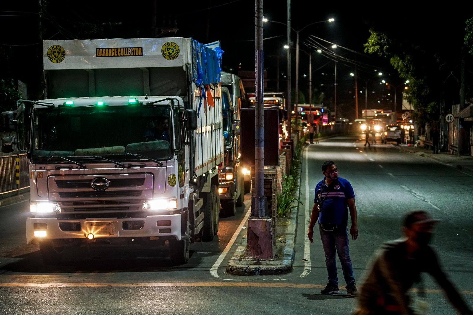 QUEUE. Vehicles continue to pile up at the Quezon City and Rizal Province boundary due to the quarantine control point along Batasan-San Mateo Road midnight, March 17, 2020. Photo by Martin/San Diego/Rappler 