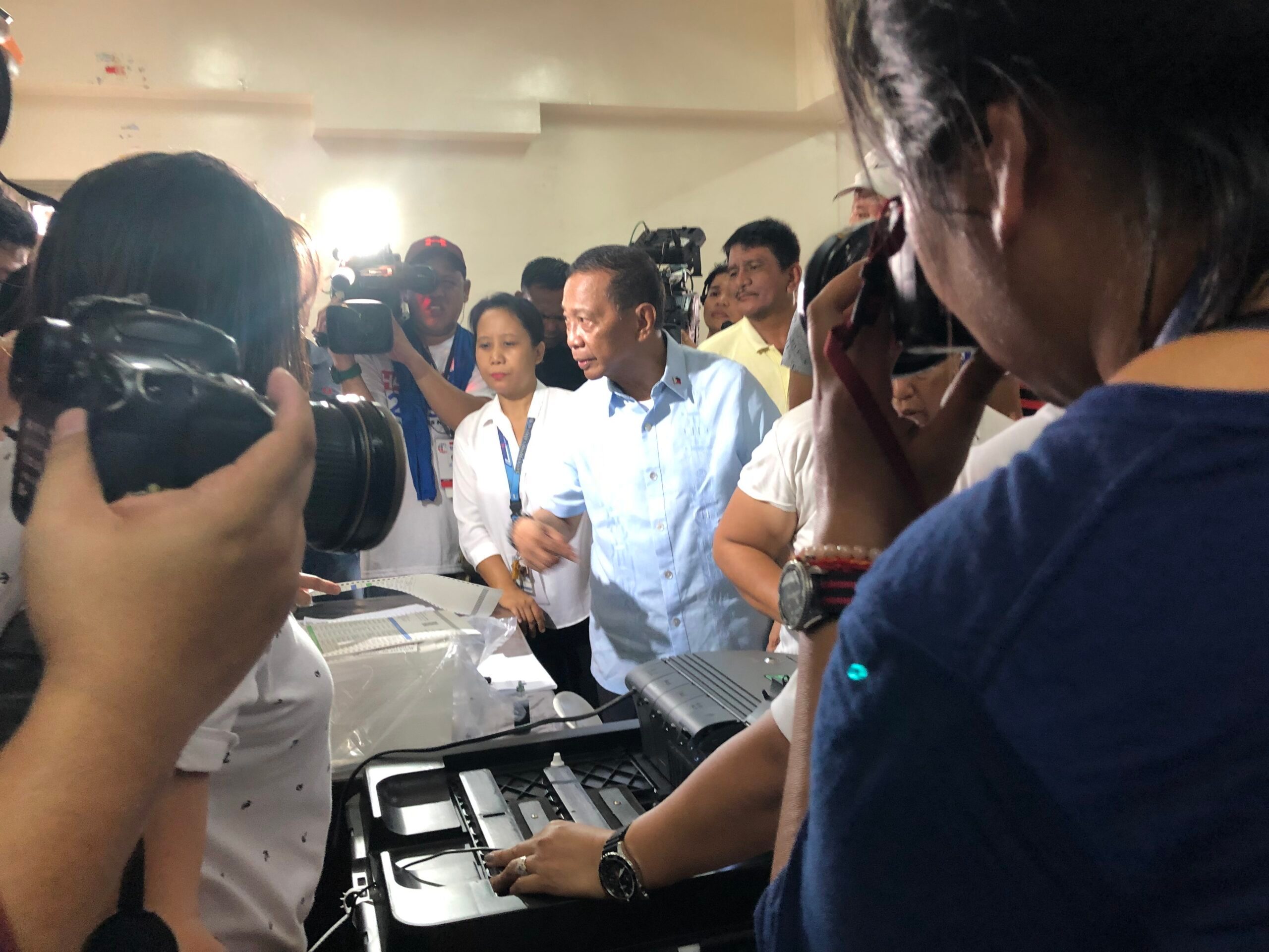 Jejomar Binay fails to vote after ballot rejected by vote-counting machine