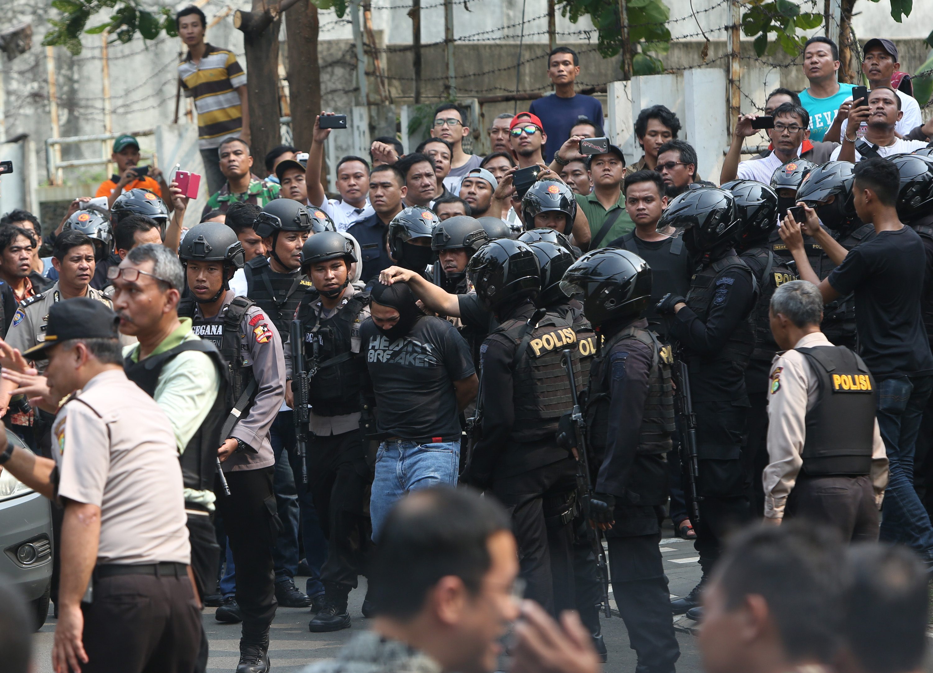 Polisi menggiring satu dari 2 pelaku yang melakukan perampokan rumah di kawasan Pondok Indah, Jakarta, pada 3 September 2016. Foto oleh Reno Esnir/Antara 