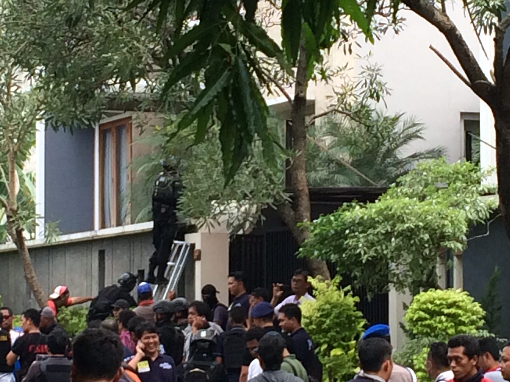 Upaya anggota kepolisian mengevakuasi korban dari lokasi penyanderaan di sebuah rumah di Pondok Indah, pada 3 September 2016. Foto oleh Rappler 