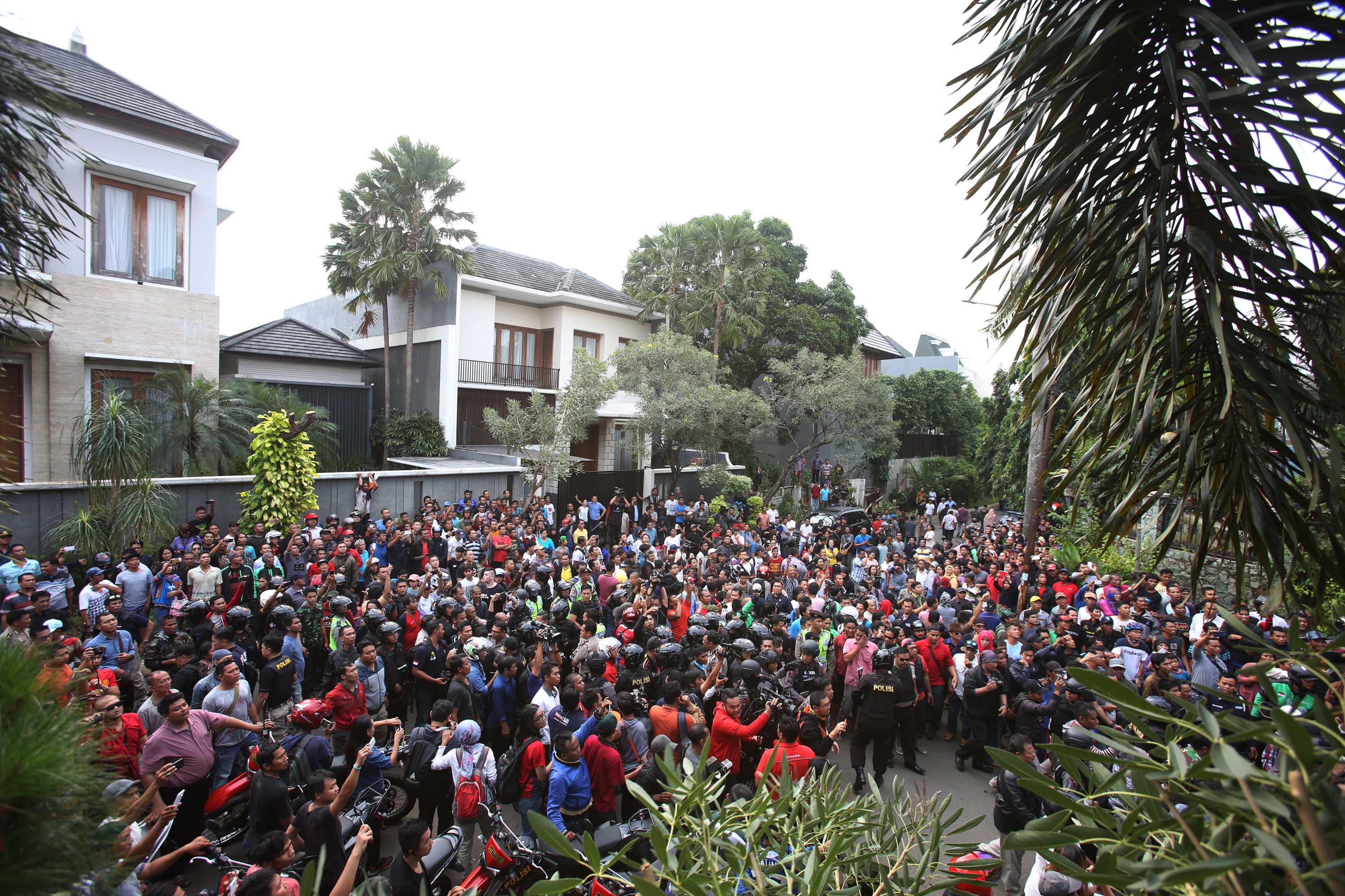 Warga menyaksikan peristiwa perampokan dan penyanderaan di sebuah rumah di Pondok Indah, Jakarta, pada 3 September 2016. Foto oleh Reno Esnir/Antara 