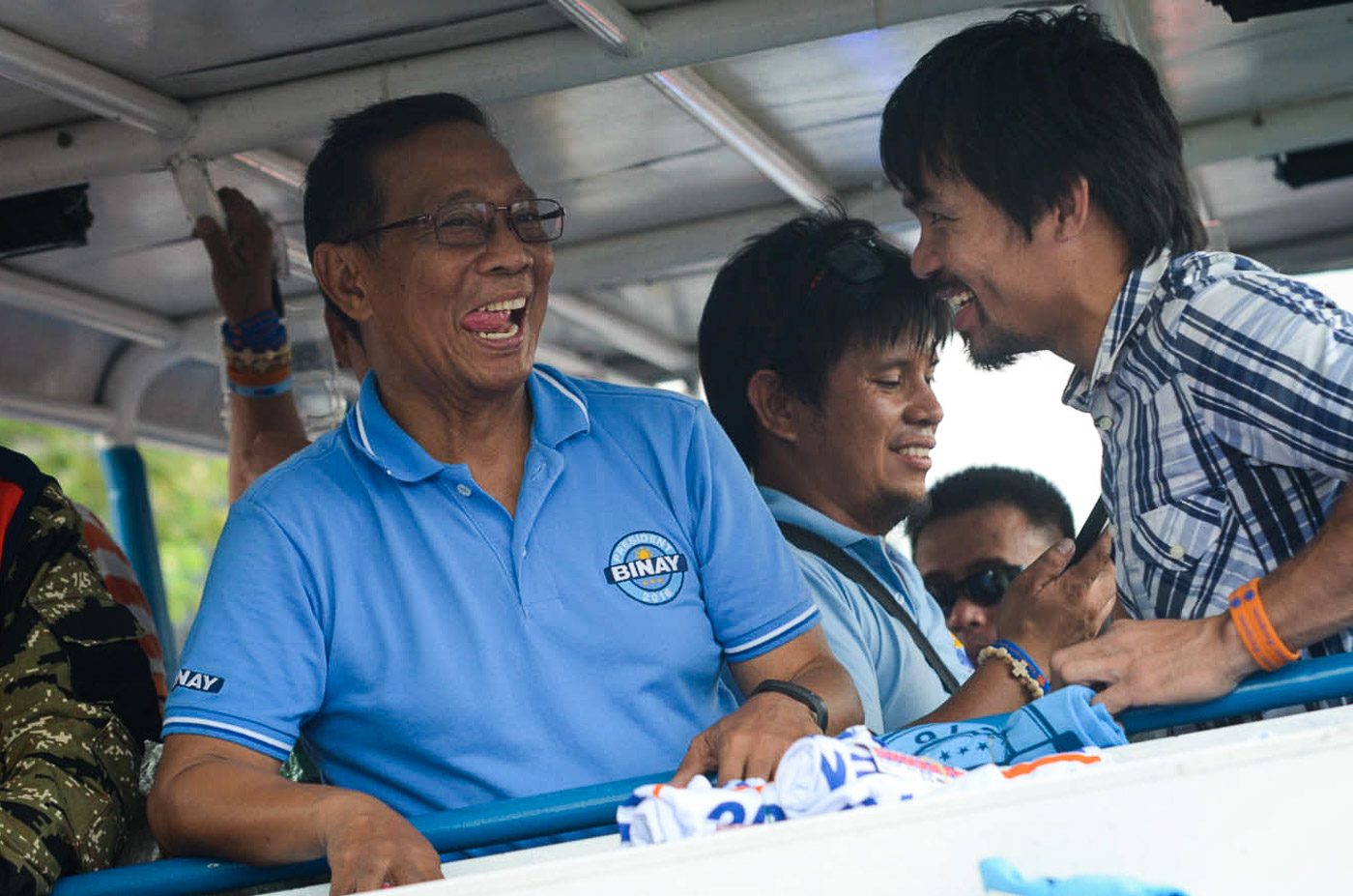 SPARRING PARTNER. The VP and the retired boxing champ exchanging jokes during a motorcade in Laguna.  