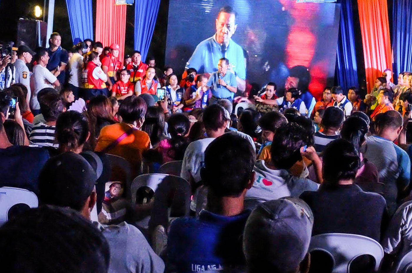 SMALL BUT INTIMATE. Binay prefers holding mini rallies in far flung barangays.  