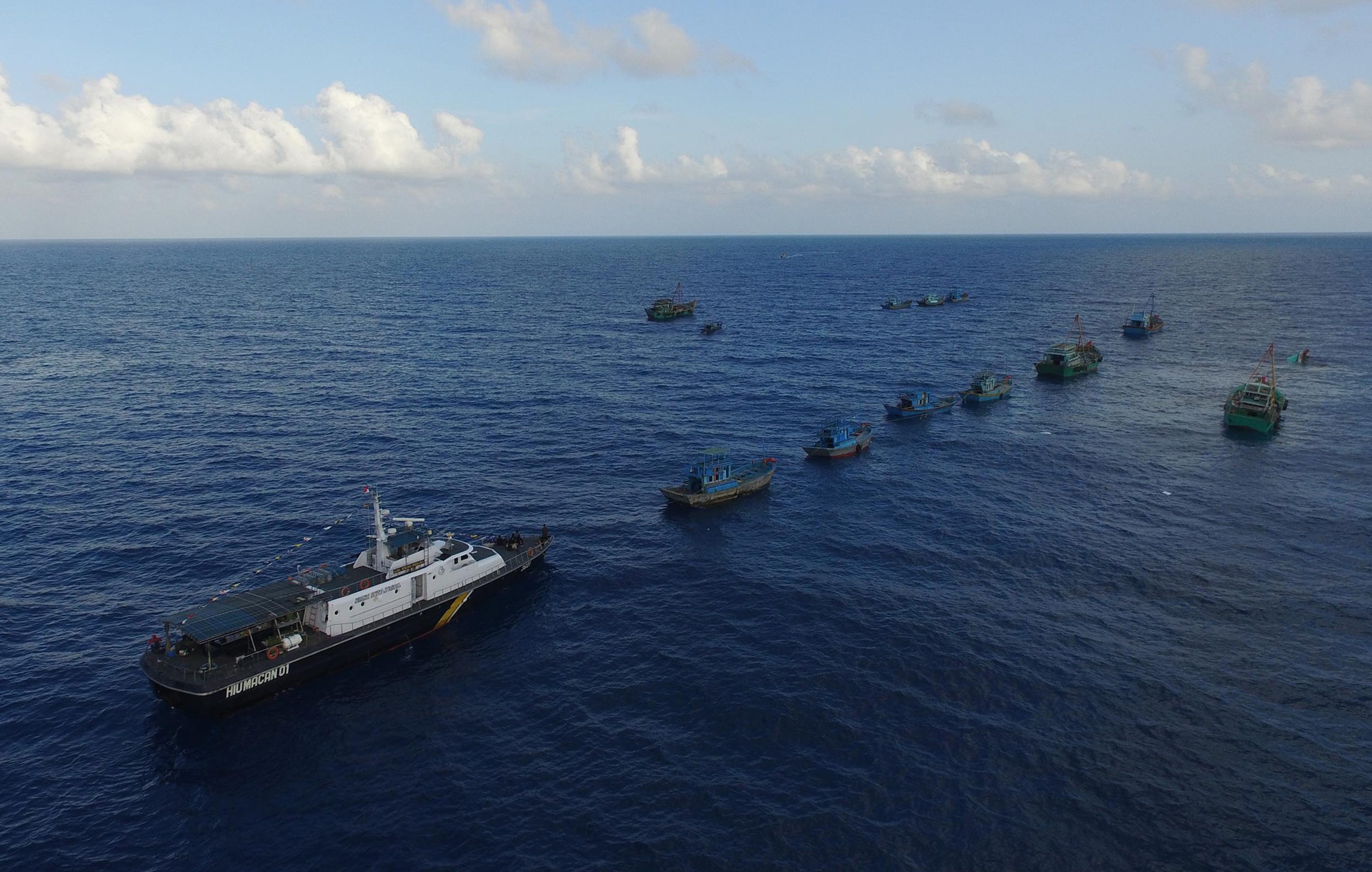 Sejumlah kapal asing yang tertangkap pihak berwenang siap untuk ditenggelamkan di perairan Natuna, Kepulauan Riau, pada 17 Agustus 2016. Foto oleh Humas KKP/Antara 