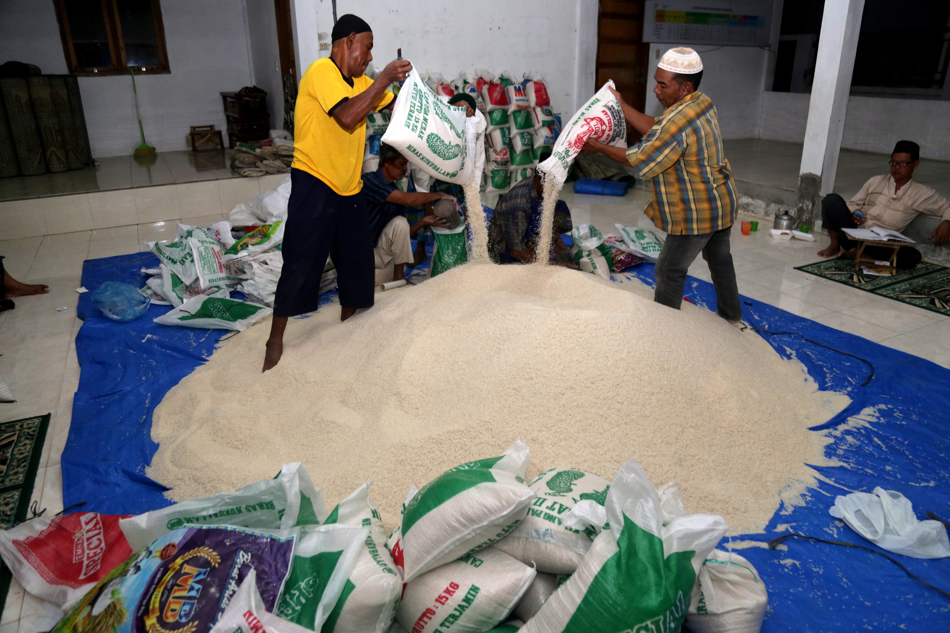 BERAS ZAKAT FITRAH. Panitia penerima dan penyaluran zakat fitrah mengumpulkan beras yang dibayarkan warga di Masjid Al-Ikhlas, Ilie Ulee Kareng, Banda Aceh, pada 2 Juni 2017. Foto oleh Irwansyah Putra/Antara 