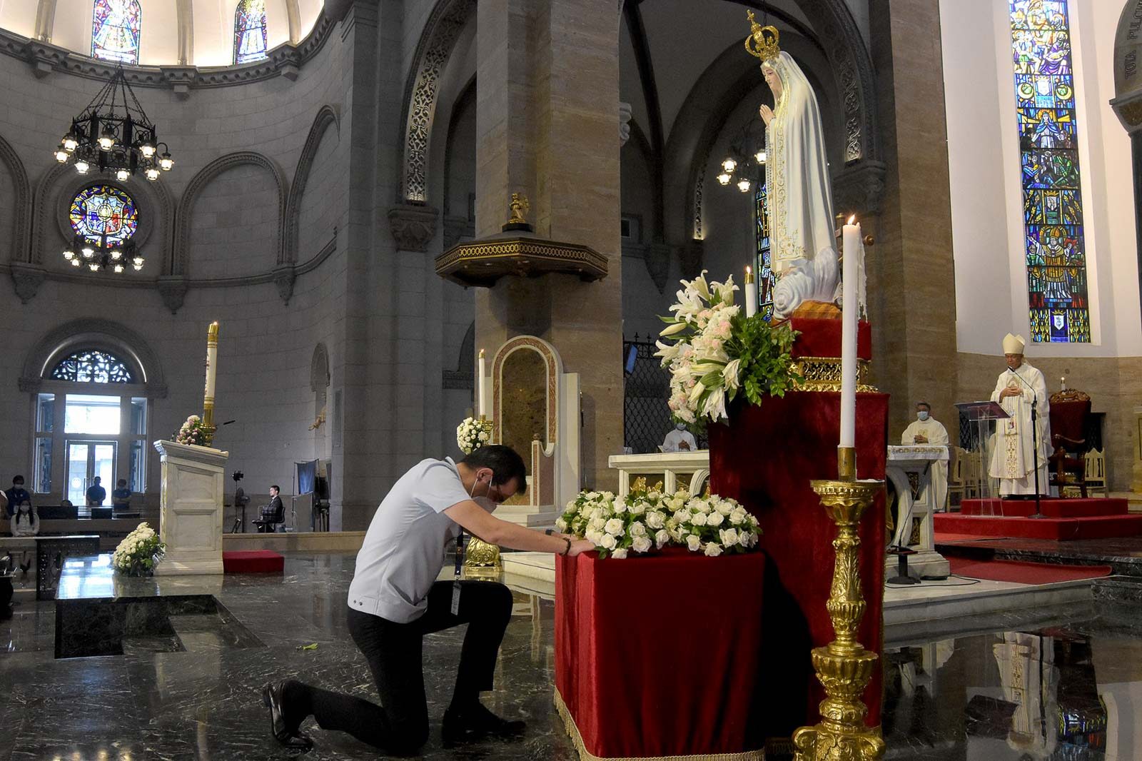 PRAYER. Manila mayor Francisco 'Isko Moreno' Domagoso during the consecration of the Immaculate Heart of Mary at the Manila Cathedral on May 13, 2020, which is also the feast of Our Lady of Fatima. Photo by Angie de Silva/Rappler  