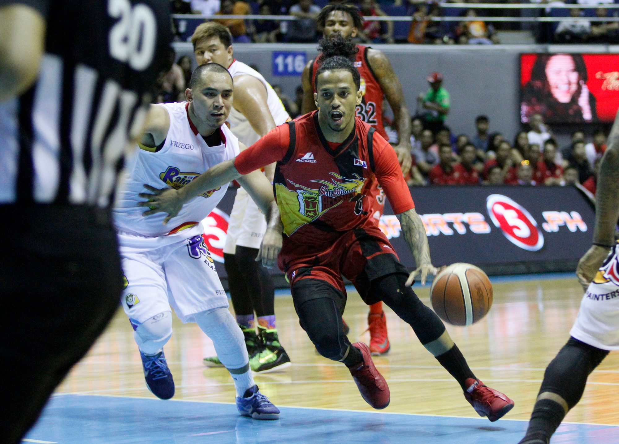 Chris Ross of San Miguel Beer helped move the ball around just when the Rain or Shine defense thought it had him cornered. Photo courtesy of PBA Media Bureau  
