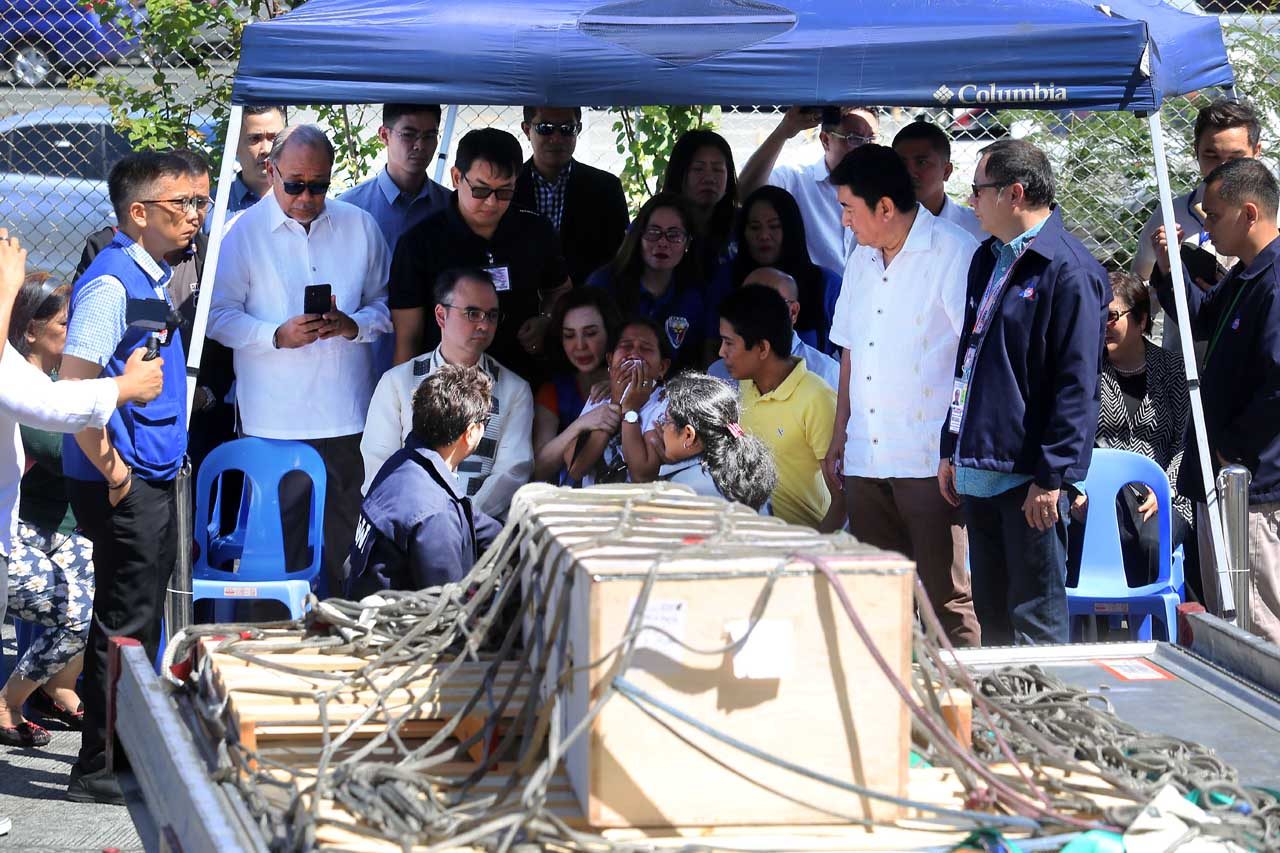 INCONSOLABLE. Foreign Secretary Alan Peter Cayetanos sits down with members of the family of Joanna Daniella Demafelis. Photo by Ben Nabong/Rappler 