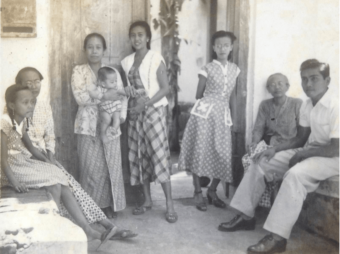Sebagian penghuni rumah Kratonan, tahun 1953. Mbok Nem menggendong penulis. Foto istimewa
 