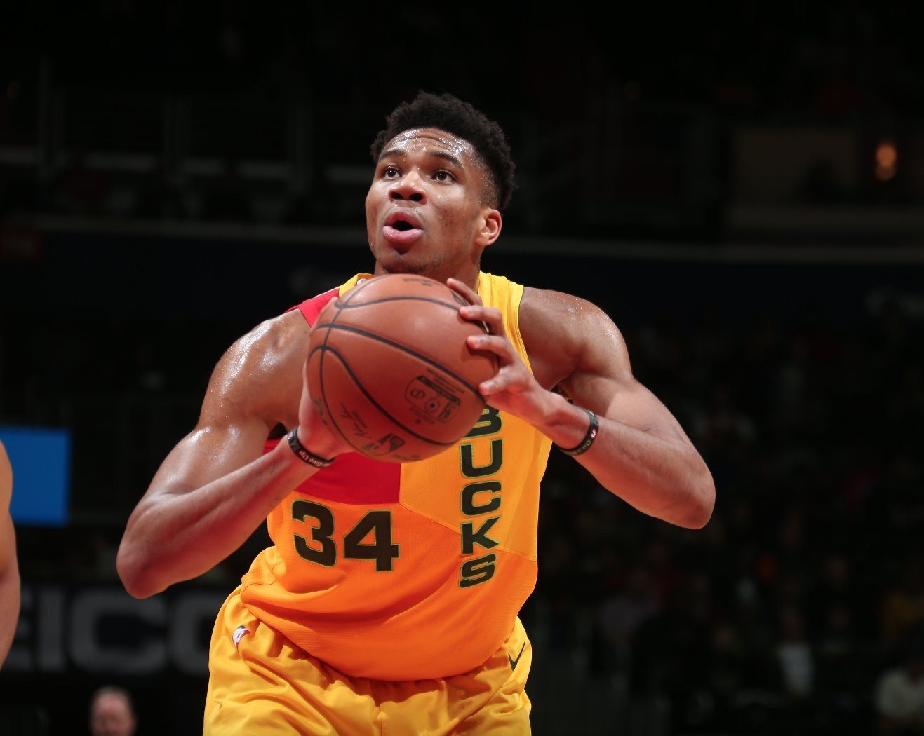 Giannis, Bucks blow out Wizards