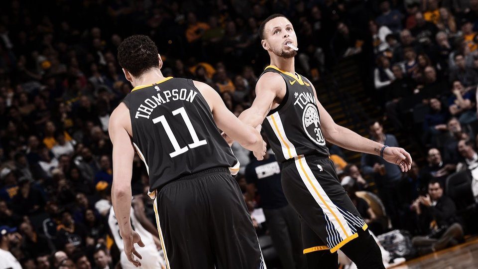 Curry, Warriors heat up late as Warriors roll past Jazz
