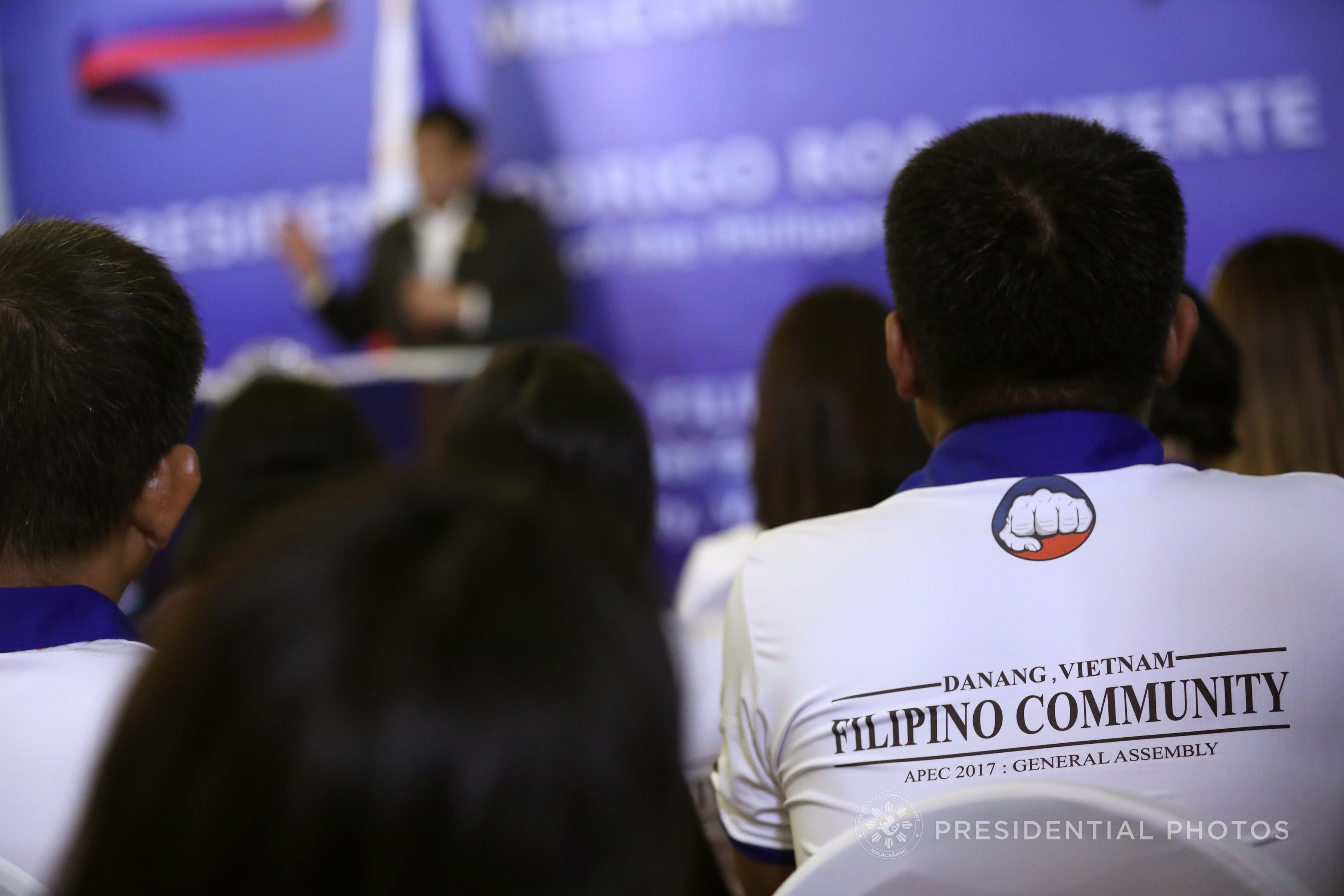MEETING. Filipinos residing in Vietnam meets President Rodrigo Duterte at the Pulchra Resort in Da Nang City, Vietnam on November 9, 2017, during the Asia-Pacific Economic Cooperation CEO Summit. Malacañang Photo 