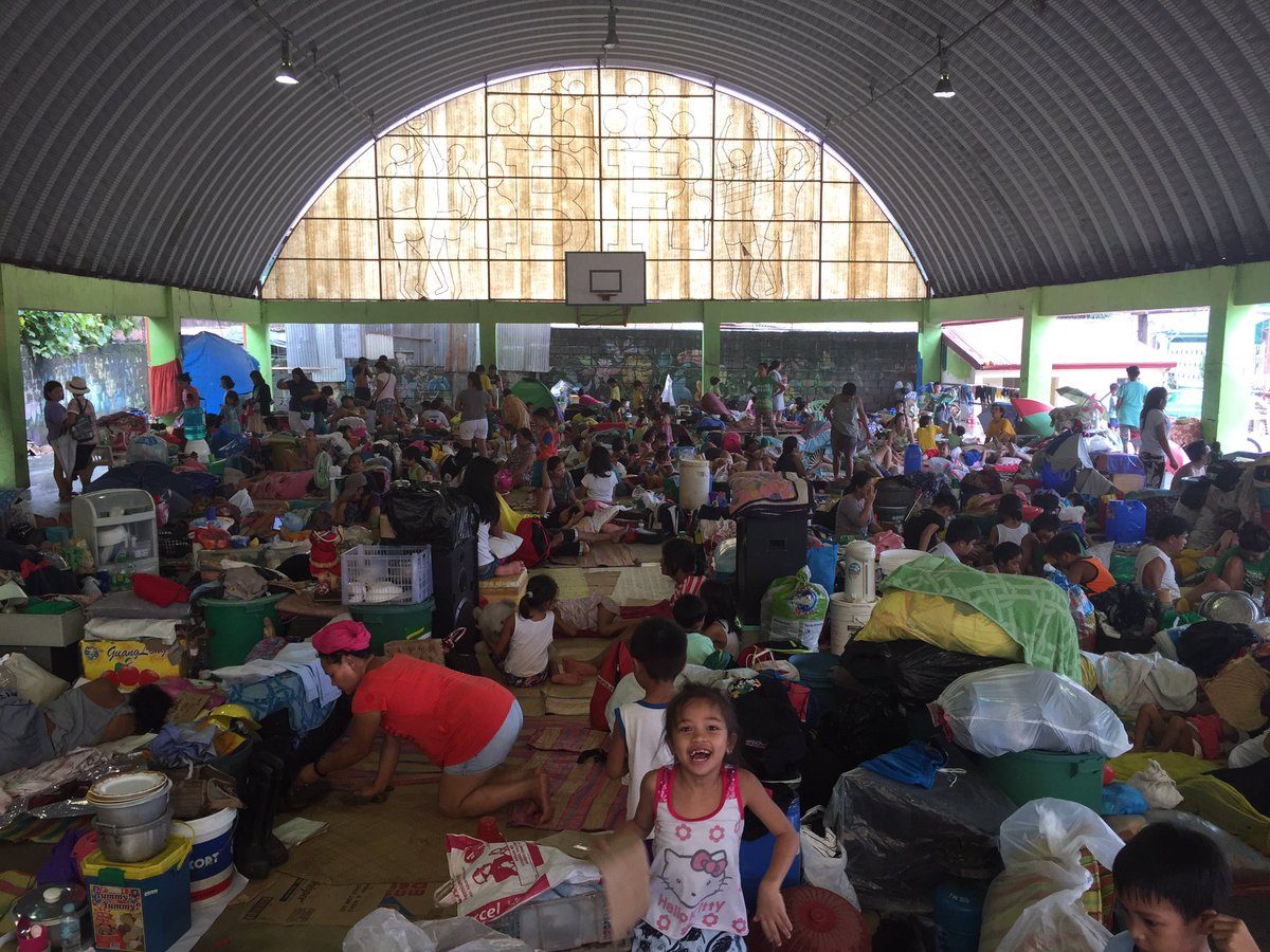 EVACUEES. Around 150 families temporarily stay at this covered court in Marikina on August 14, 2016. Photo by LeAnne Jazul/Rappler 
