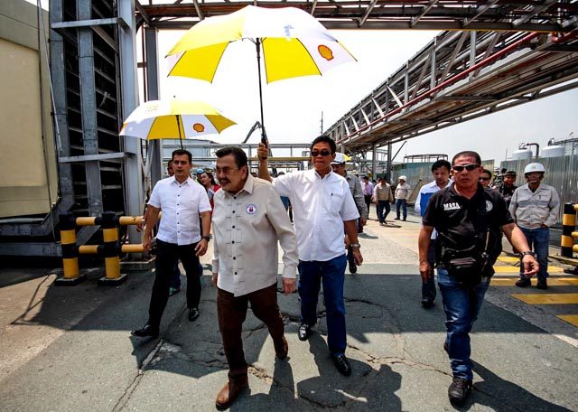 INSPECTION. Manila Mayor Joseph Estrada on Monday, August 17, inspects the demolition of oil tank at Shell Oil Depot in Pandacan after the Supreme Court favors the Manila City Council's removal of "Big 3" oil depot for public safety. Photo by Joel Leporada/Rappler 
