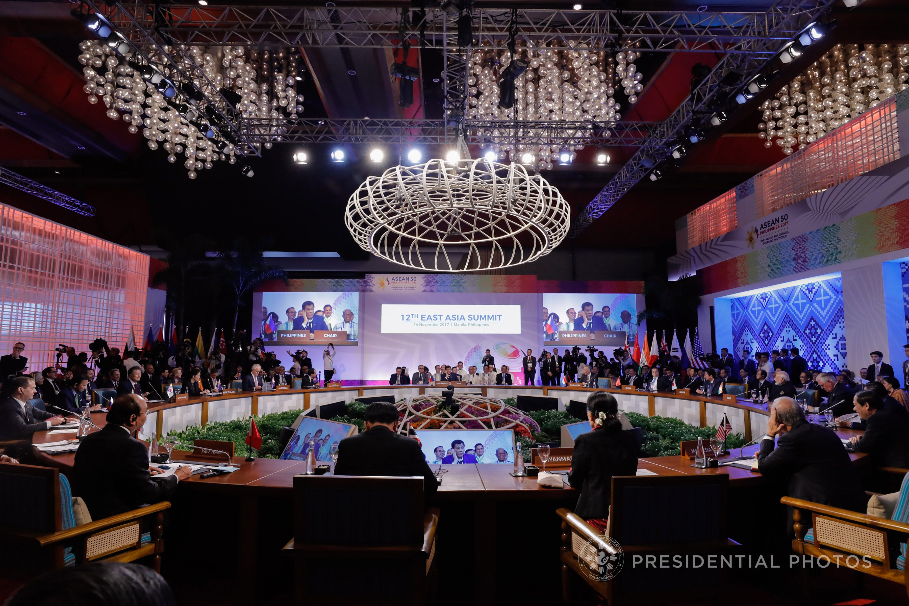 WORLD STAGE. Leaders gather for the East Asia Summit. Malacañang photo  