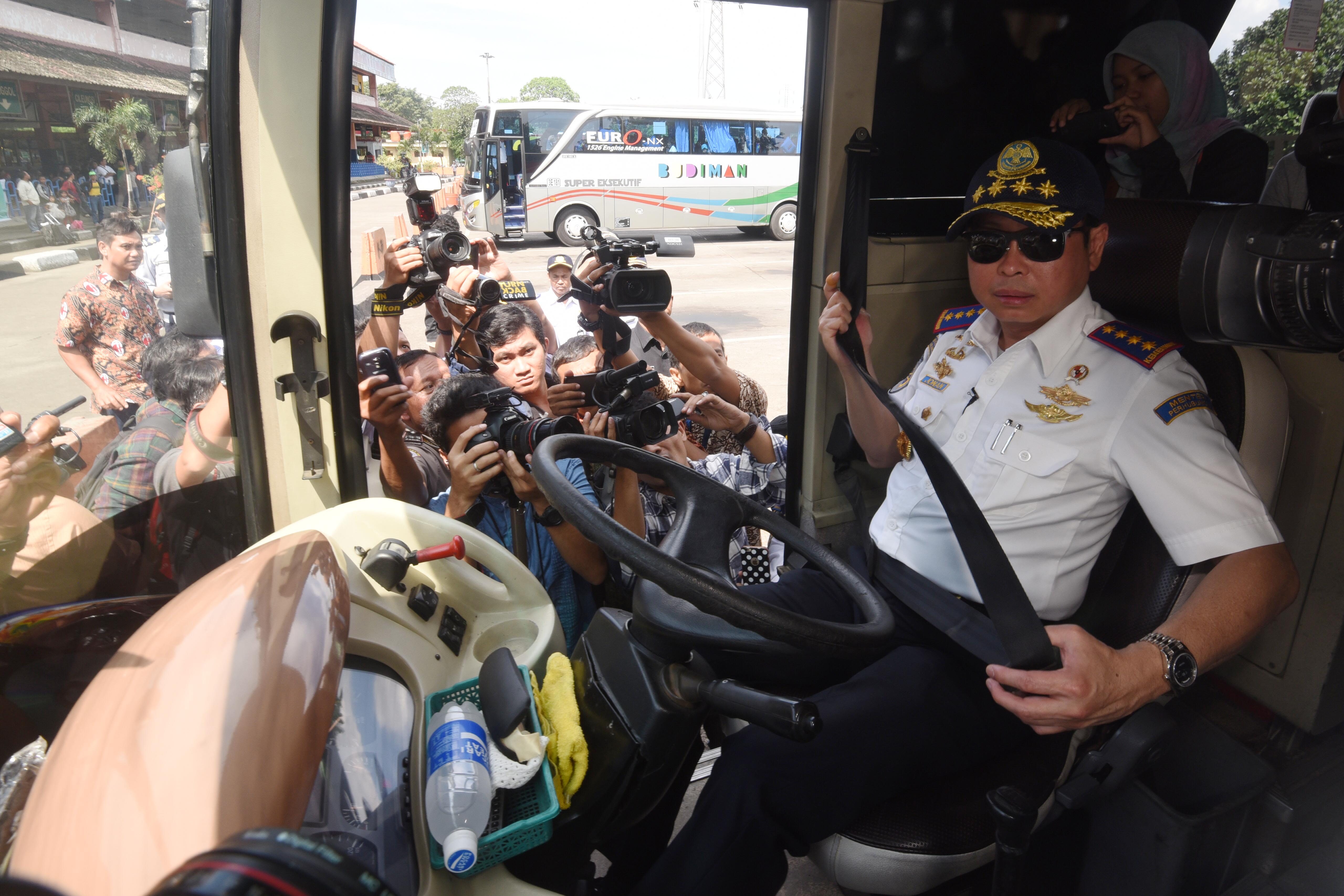 Menteri Perhubungan Ignasius Jonan memeriksa kelayakan jalan bus AKAP saat melakukan inspeksi di Terminal Kampung Rambutan, Jakarta, pada 24 Juni 2016. Foto oleh Akbar Nugroho Gumay/Antara 