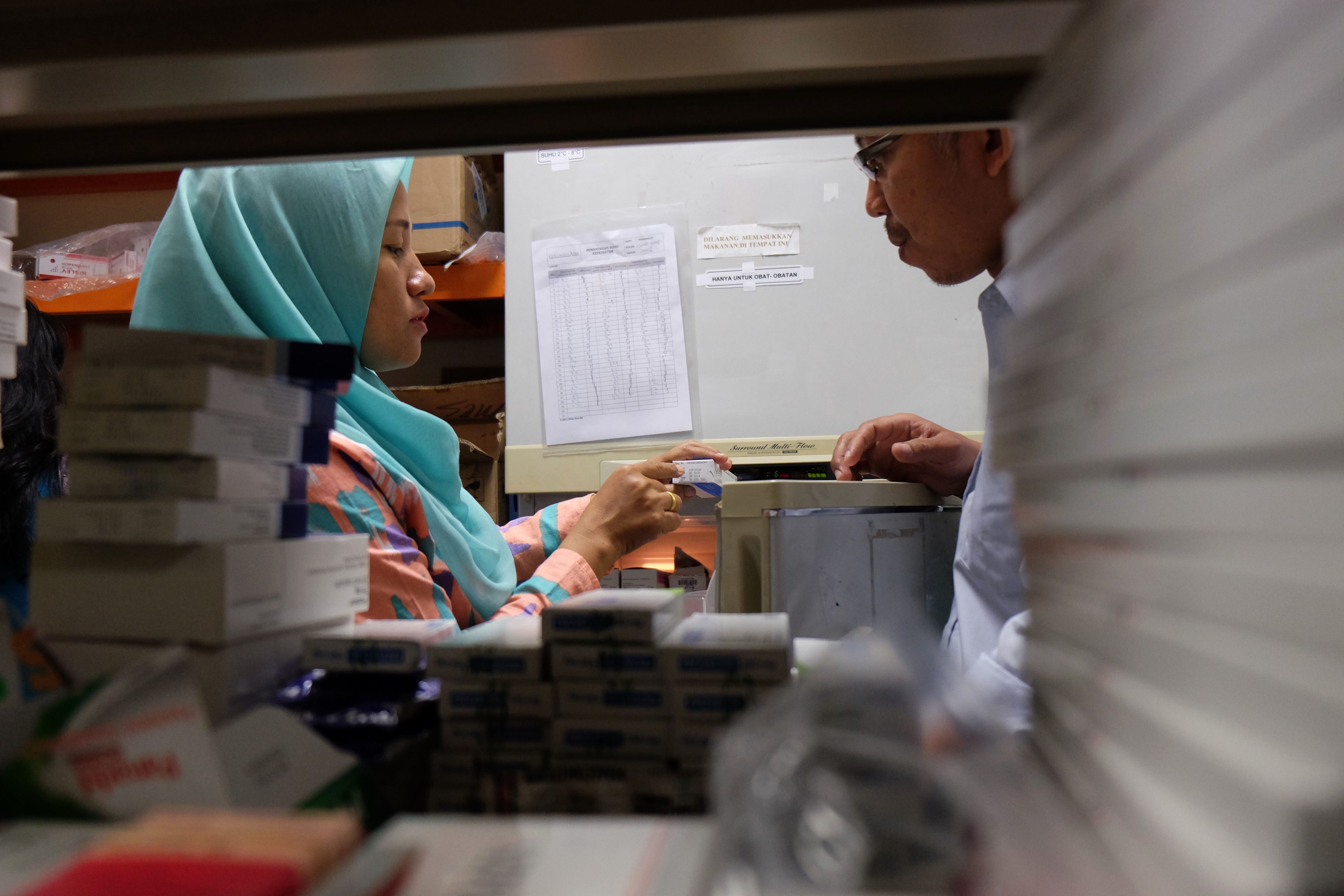 Petugas Dinas Kesehatan Kota Medan memeriksa vaksin di gudang farmasi salah satu rumah sakit di Medan, Sumatera Utara, pada 2 Juli 2016. Foto oleh Irsan Mulyadi/Antara 