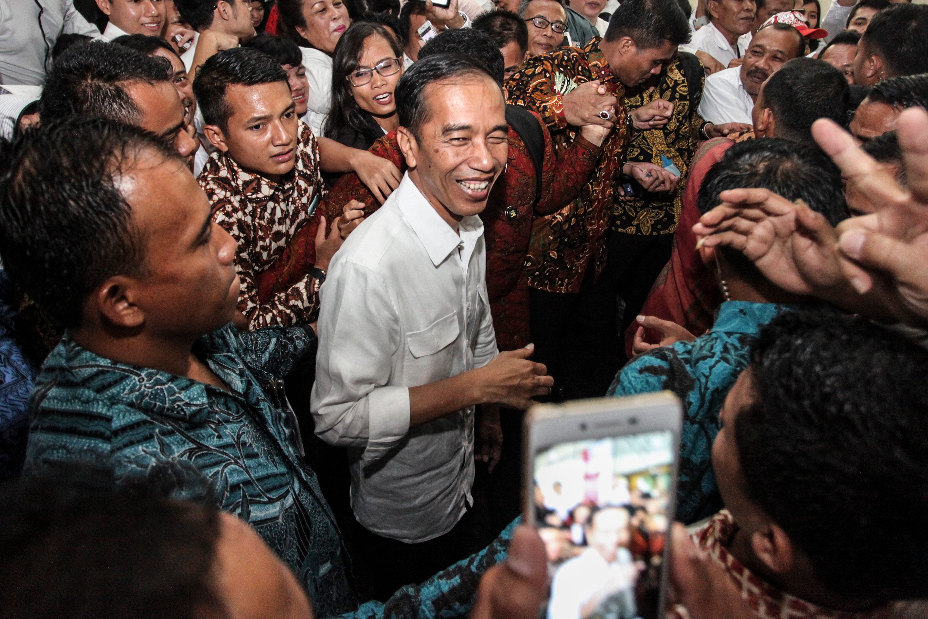 Presiden Jokowi menyapa pendukung Jokowi saat menghadiri pada acara Silaturahmi Nasional Pendukung Jokowi 2016 di Jakarta, pada 24 Juli 2016. Foto oleh Muhammad Adimaja/Antara 