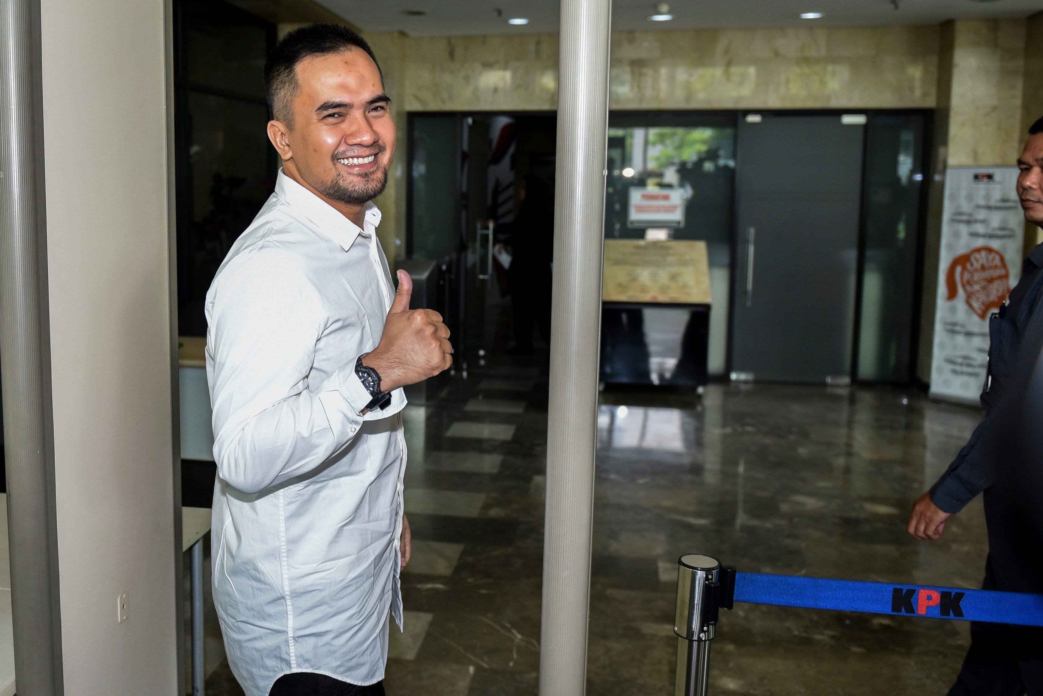 Pedangdut Saipul Jamil mengacungkan jempol saat tiba untuk menjalani pemeriksaan di Gedung KPK, Jakarta, pada 21 Juli 2016. Foto oleh Hafidz Mubarak A./Antara 