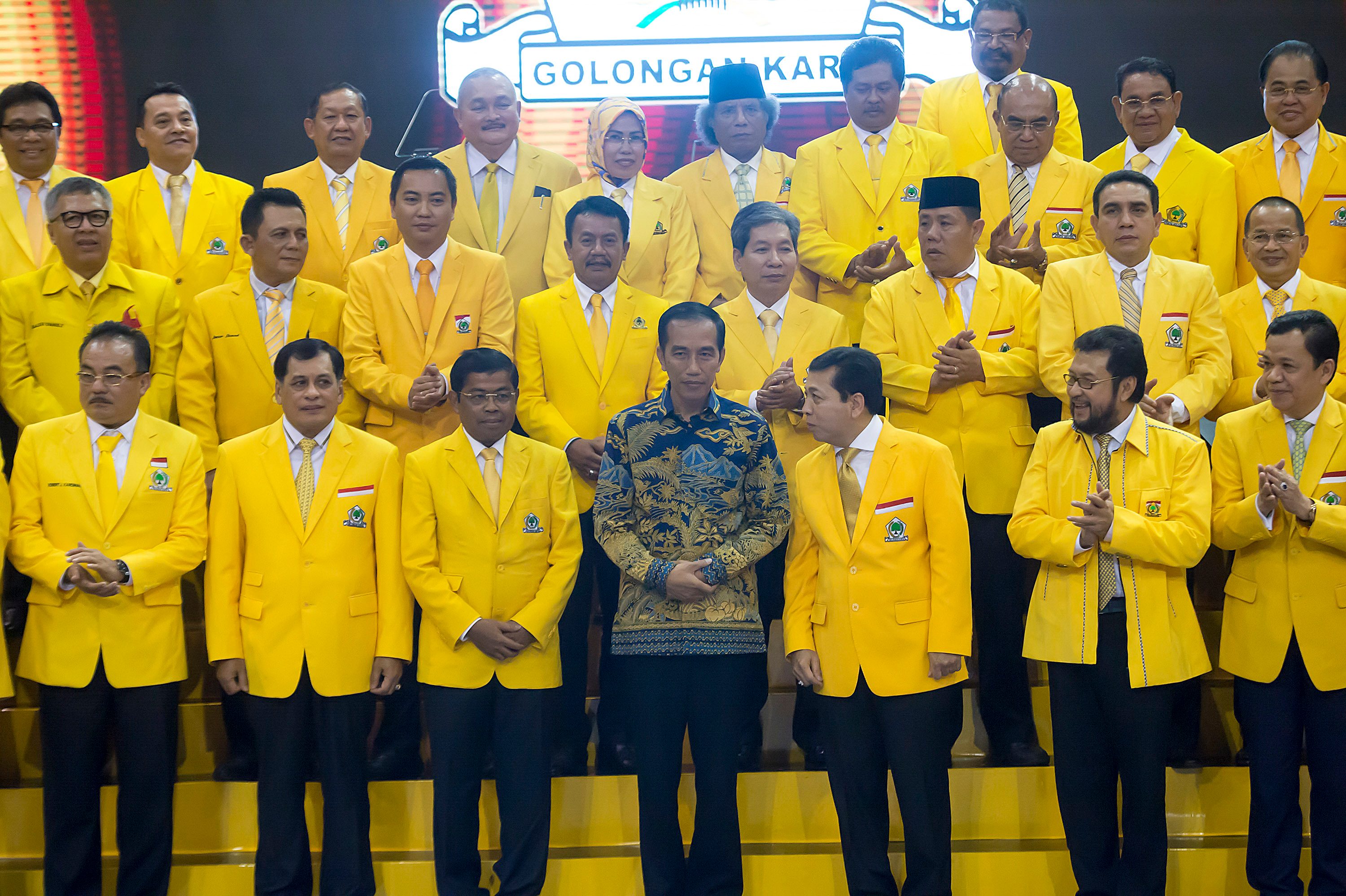 Presiden Jokowi berfoto bersama dengan jajaran pengurus Partai Golkar pada Penutupan Rapimnas I tahun 2016 di Istora Senayan, Jakarta, pada 28 Juli 2016. Foto oleh Widodo S. Jusuf/Antara 