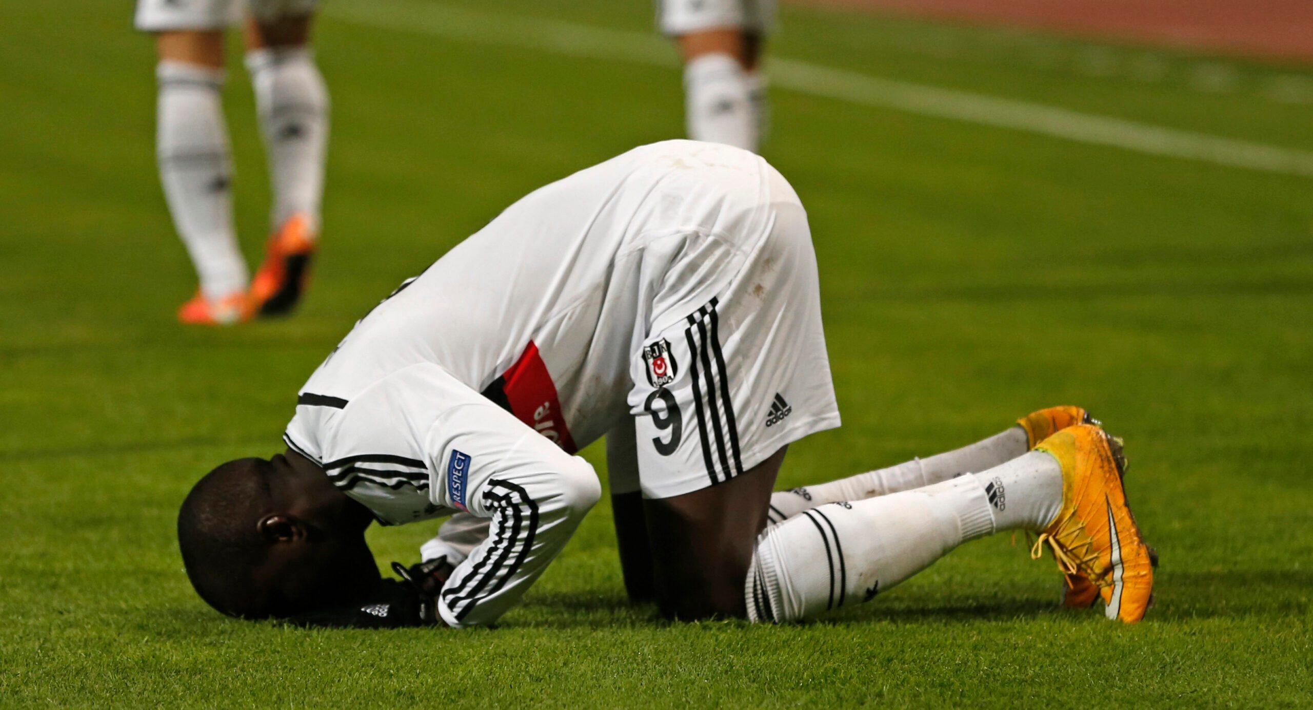 Mantan striker Chelsea, Demba Ba, alami patah kaki yang dapat akhiri kariernya