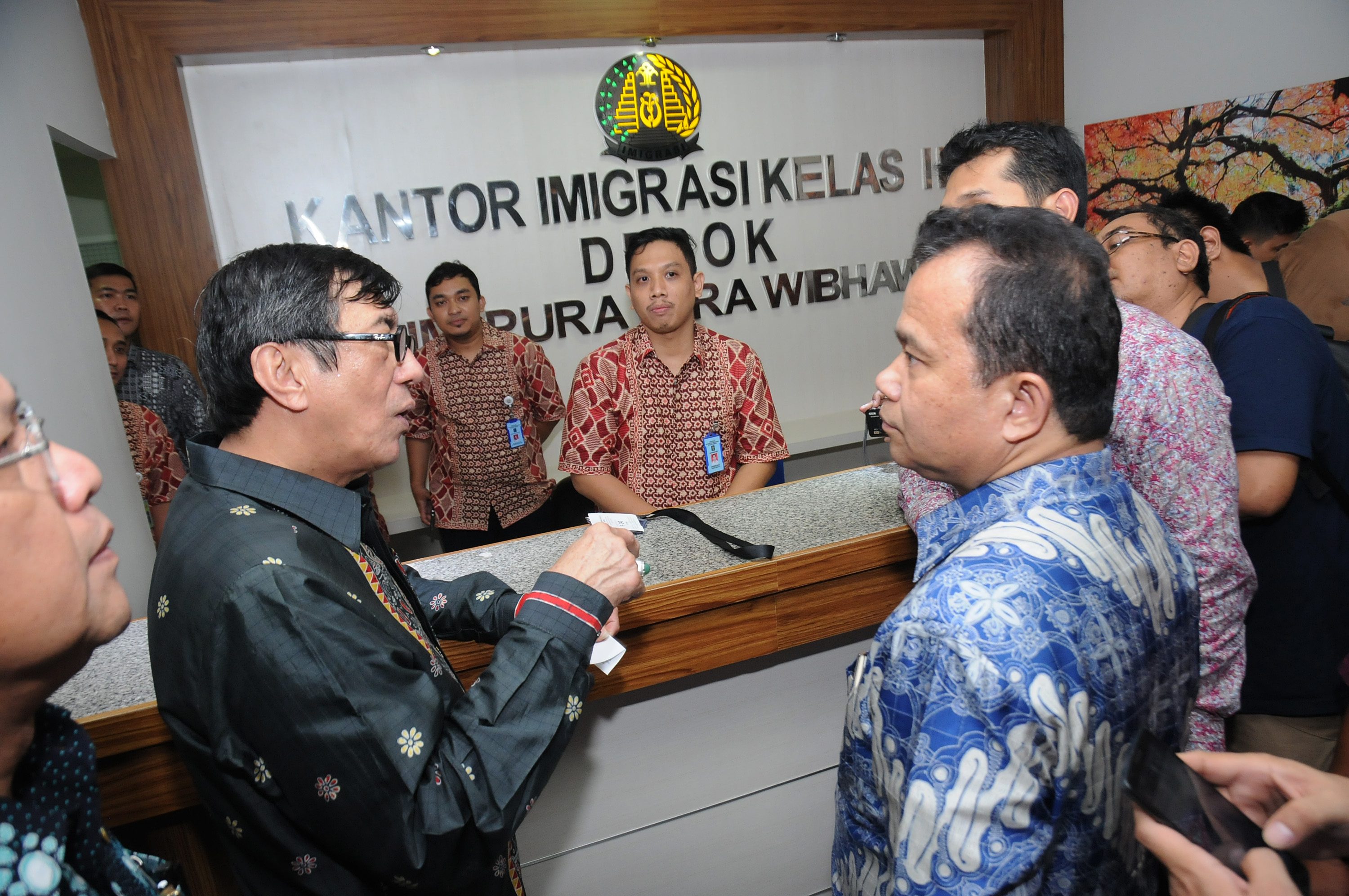 Menteri Hukum dan Ham Yasonna H Laoly (kedua kiri) meninjau pelayanan di Kantor Imigrasi Kelas II Depok, Jawa Barat, pada 28 Juni 2016. Foto oleh Indrianto Eko Suwarso/Antara 