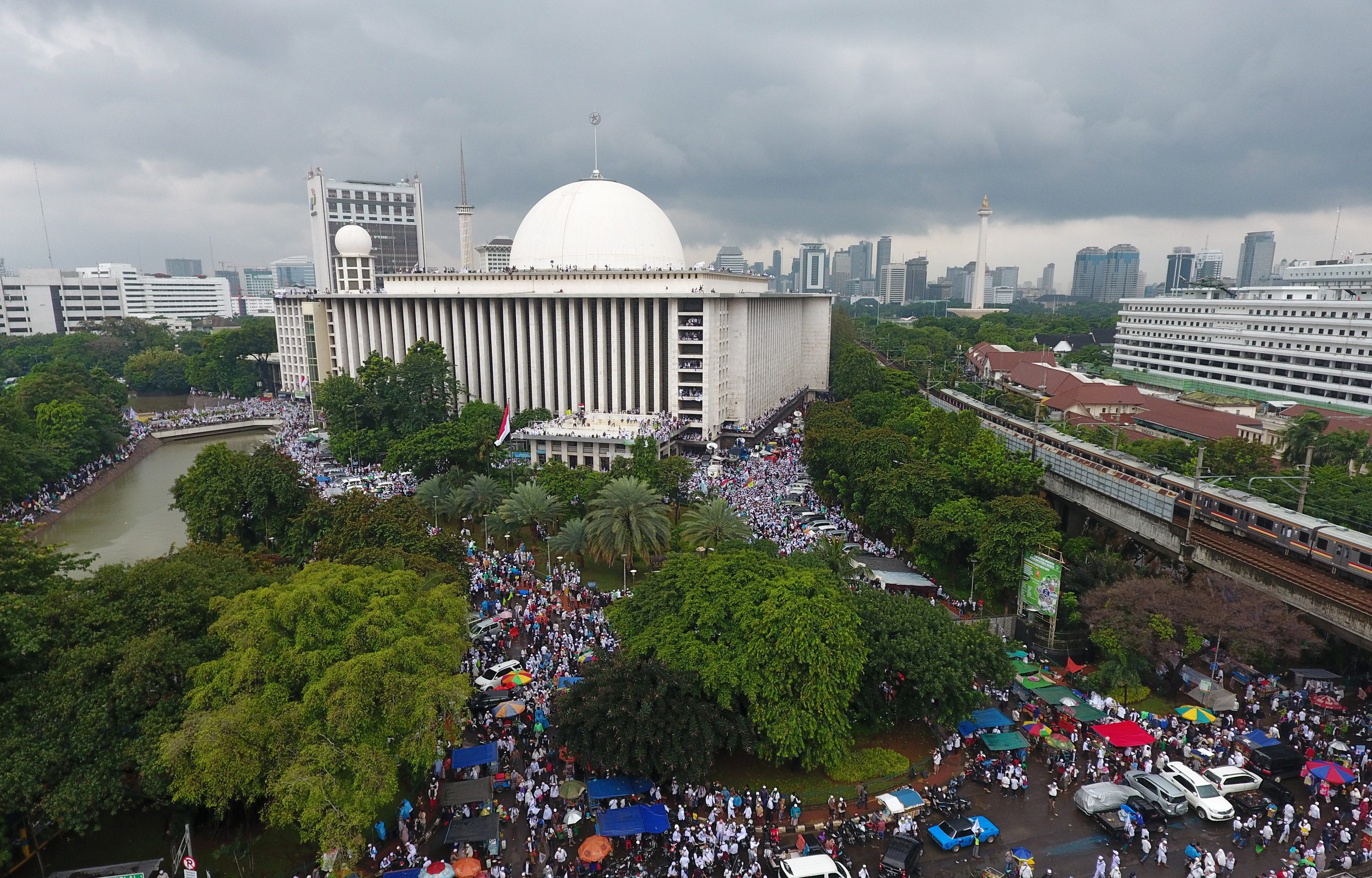 Suasana ratusan ribu umat Muslim mengikuti Aksi Bela Islam 112 di kawasan Masjid Istiqlal, Jakarta, pada 11 Februari 2017. Foto oleh Wahyu Putro A/Antara 