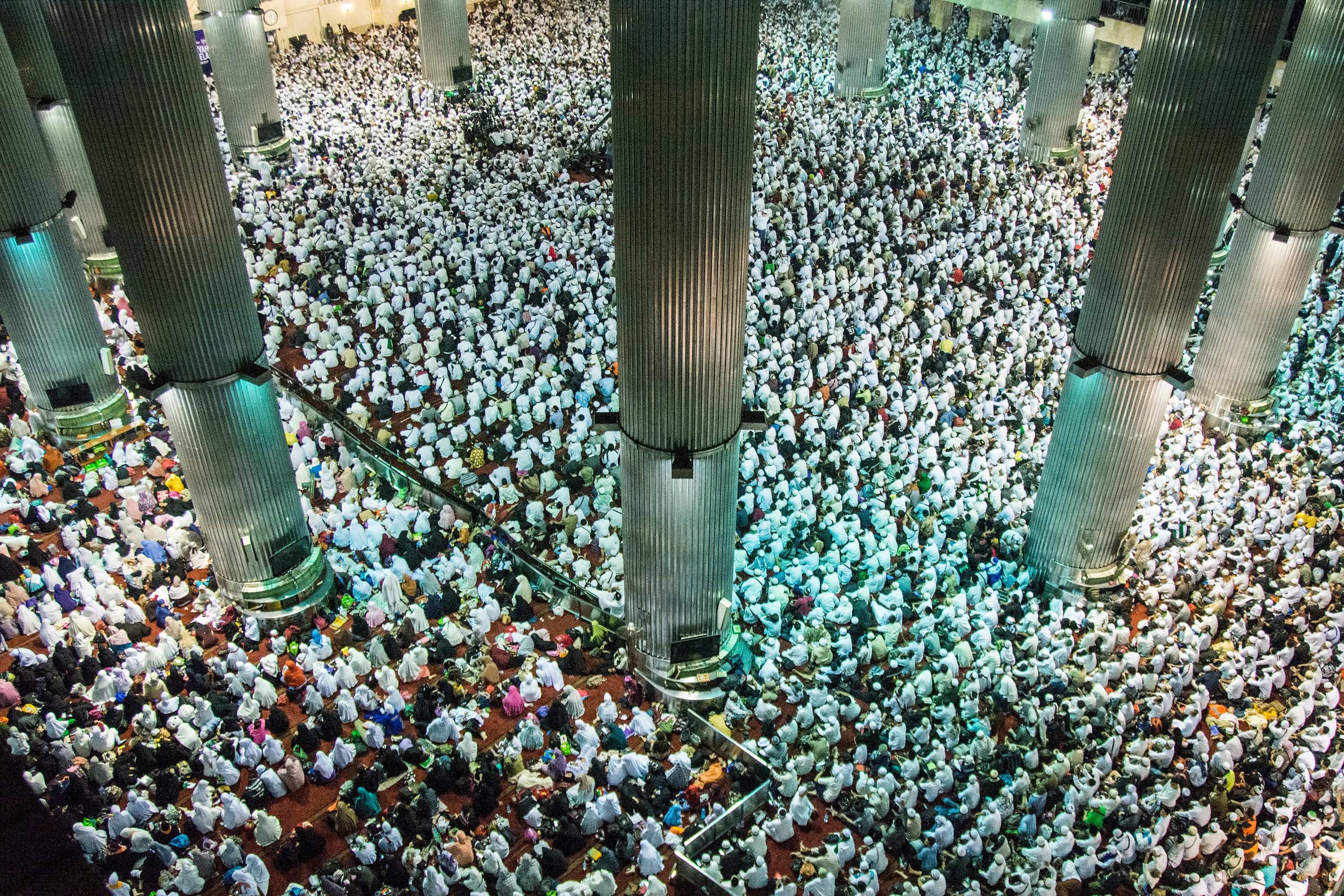 Ratusan ribu umat Muslim mengikuti Aksi Bela Islam 112 di Masjid Istiqlal, Jakarta, pada 11 Februari 2017. Foto oleh Aprillio Akbar/Antara 