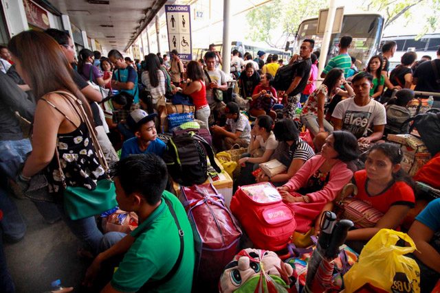PREPARED. Knowing they would be waiting for hours to get a bus ride home, most passengers come prepared for the long wait, with food, water, and tons of patience to sustain them. Photo by Joel Liporada/Rappler  
