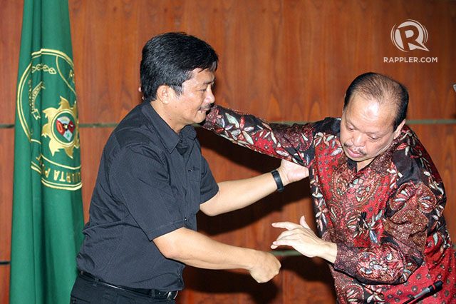 Mantan Ketua Komisi VII DPR Sutan Bhatoegana (kanan) berangkulan dengan saksi mantan Kepala SKK Migas Rudi Rubiandini (kiri) di Pengadilan Tindak Pidana Korupsi, Jakarta, 4 Juni 2015. Foto oleh Gatta Dewabrata/Rappler 