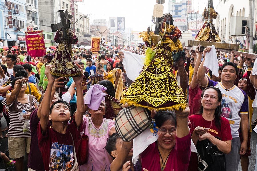DEVOTION. Devotees of the Black Nazarene raise their replicas and towels during the blessing of such items in Quiapo two days before the Feast of the Black Nazarene.  